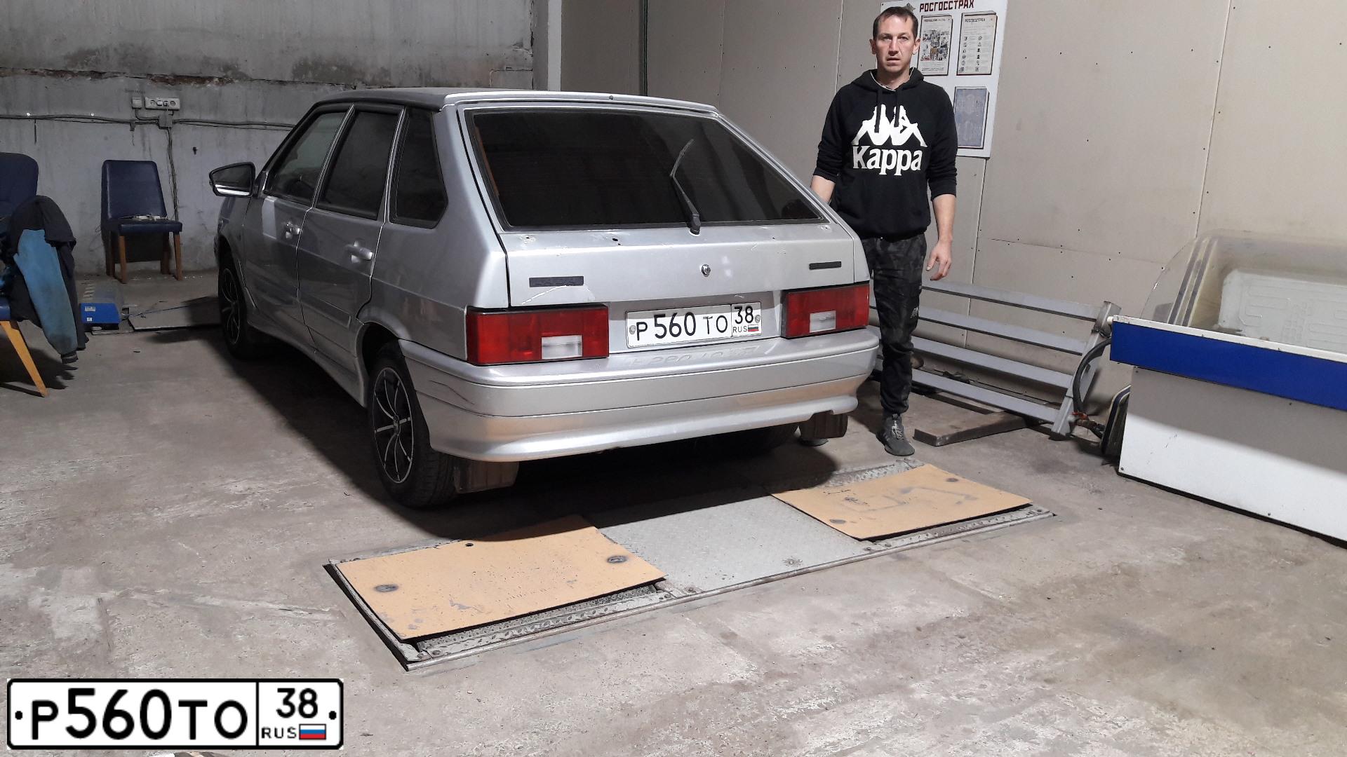 Фото автомобиля LADA 2114 SAMARA, 2009 — госномер Р560ТО38. Цвет: Светло-Серебристый металлик