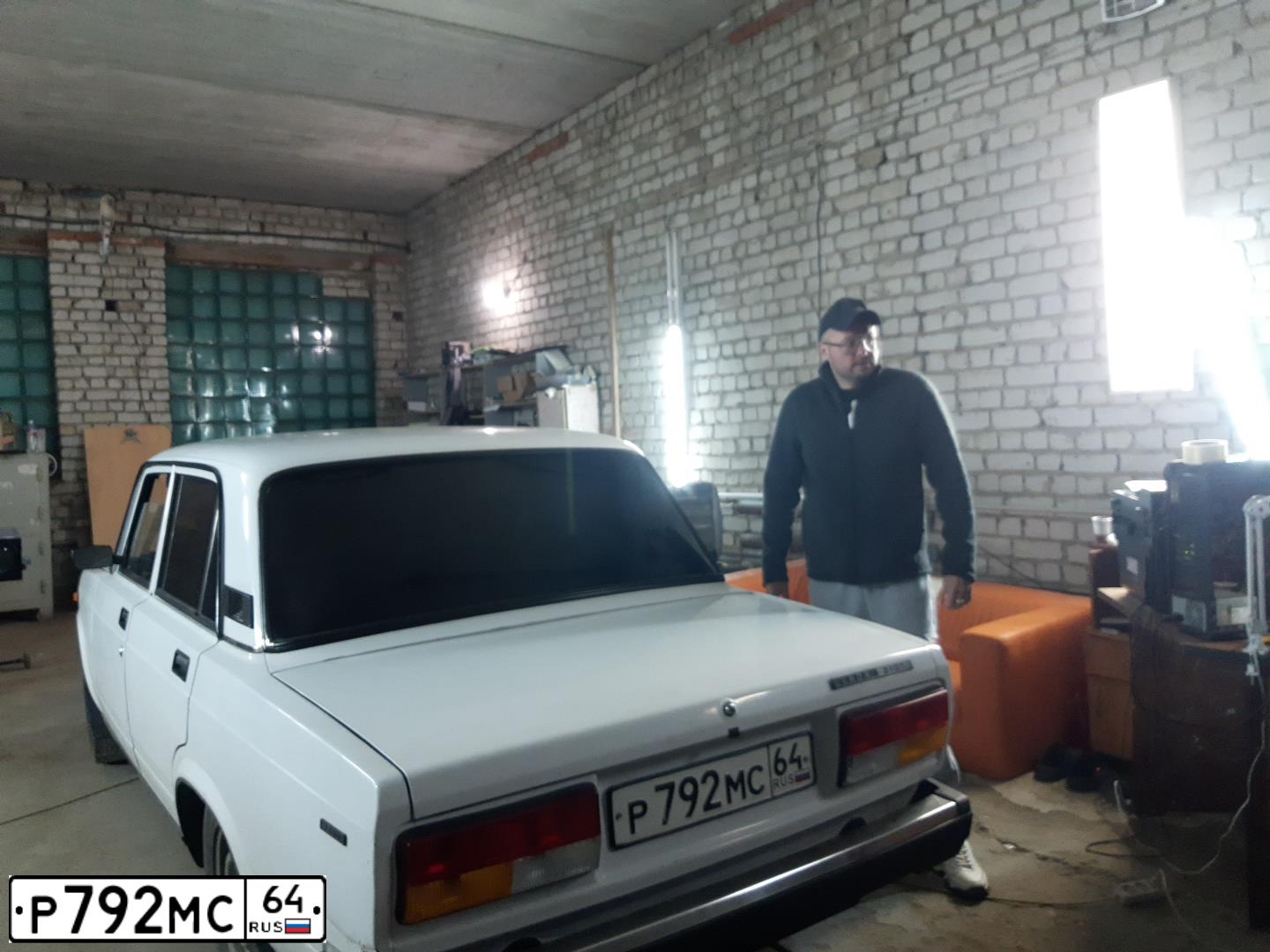 Фото автомобиля LADA 2107, 2004 — госномер Р792МС64. Цвет: ЯРКО БЕЛЫЙ