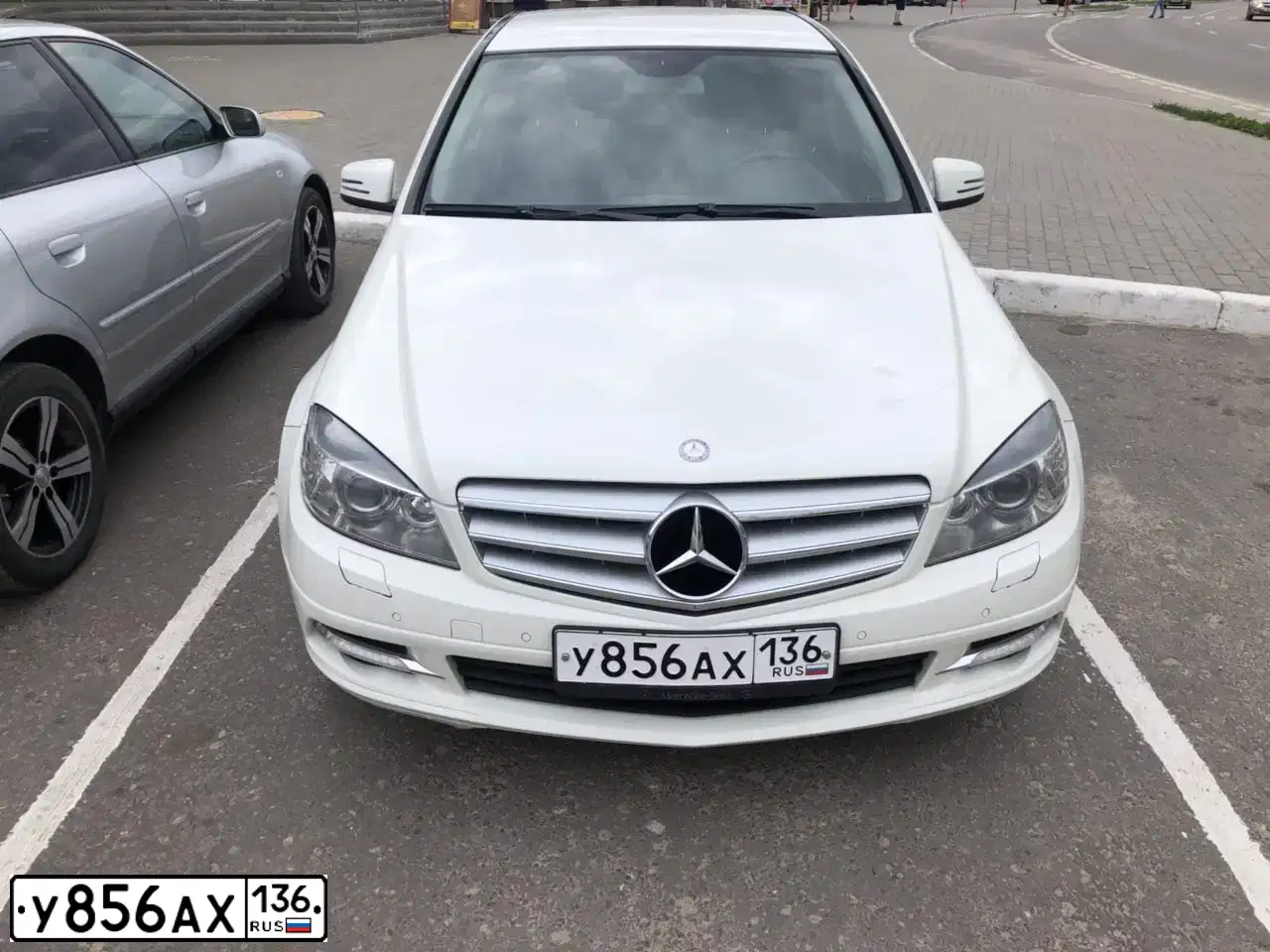 Фото автомобиля MERCEDES C-KLASSE, 2010 — госномер У856АХ136. Цвет: БЕЛЫЙ