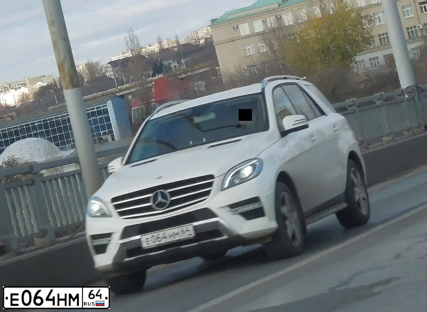 Фото автомобиля MERCEDES M-KLASSE, 2012 — госномер Е064НМ64. Цвет: БЕЛЫЙ