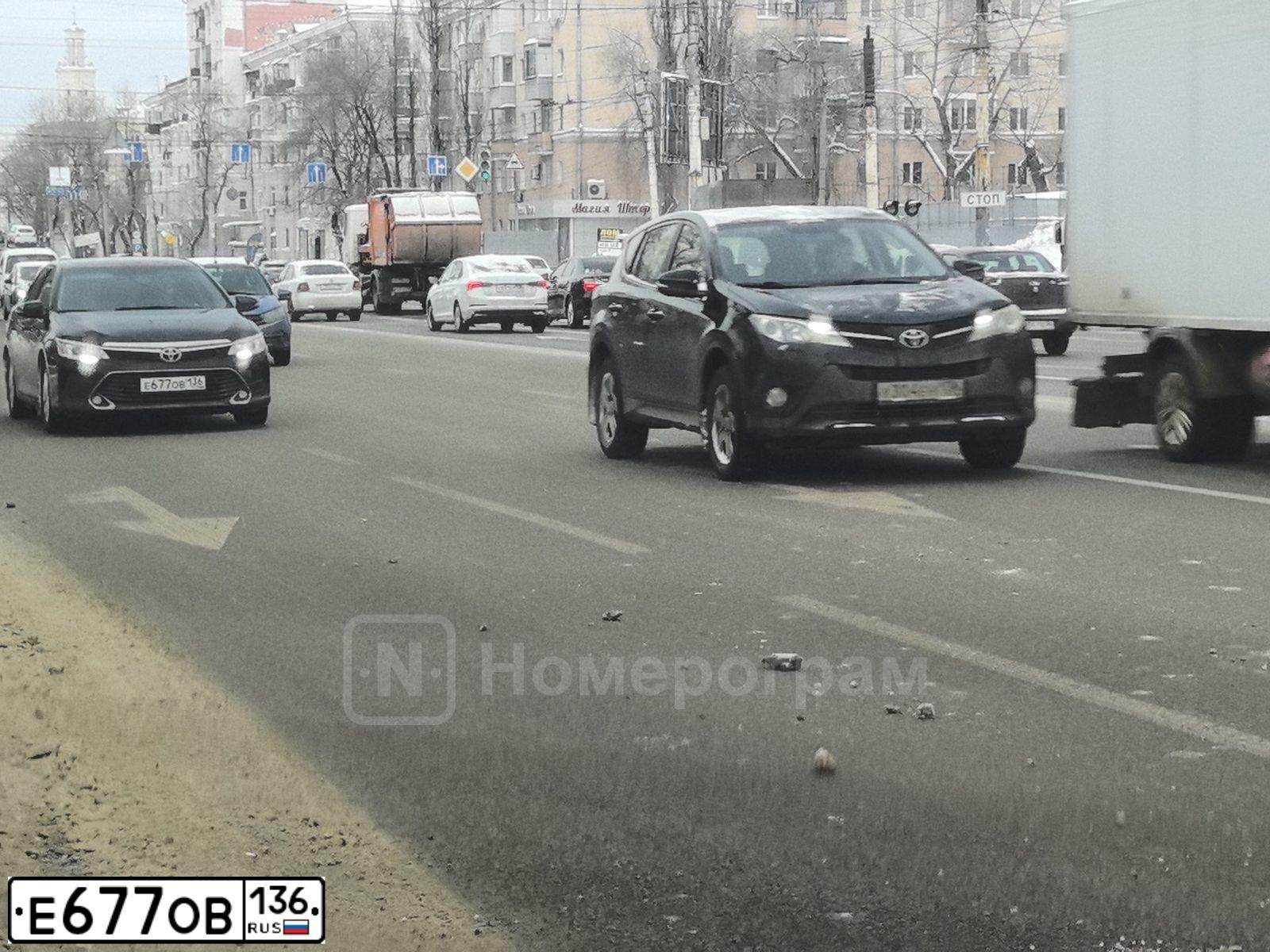 Фото автомобиля TOYOTA CAMRY, 2017 — госномер Е677ОВ136. Цвет: ЧЕРНЫЙ МЕТАЛЛИК