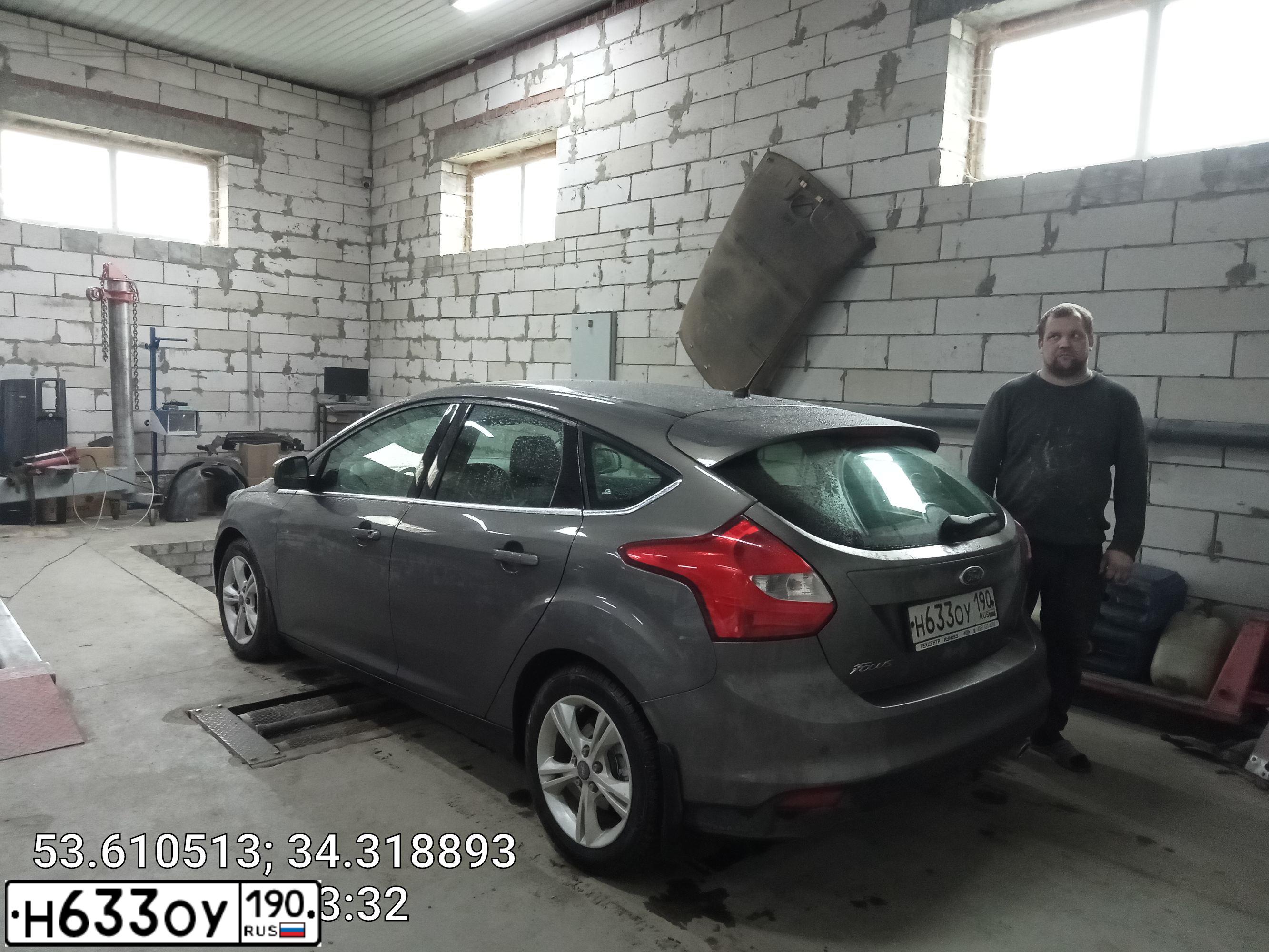 Фото автомобиля FORD FOCUS, 2011 — госномер О240НВ32. Цвет: СЕРО-КОРИЧНЕВЫЙ