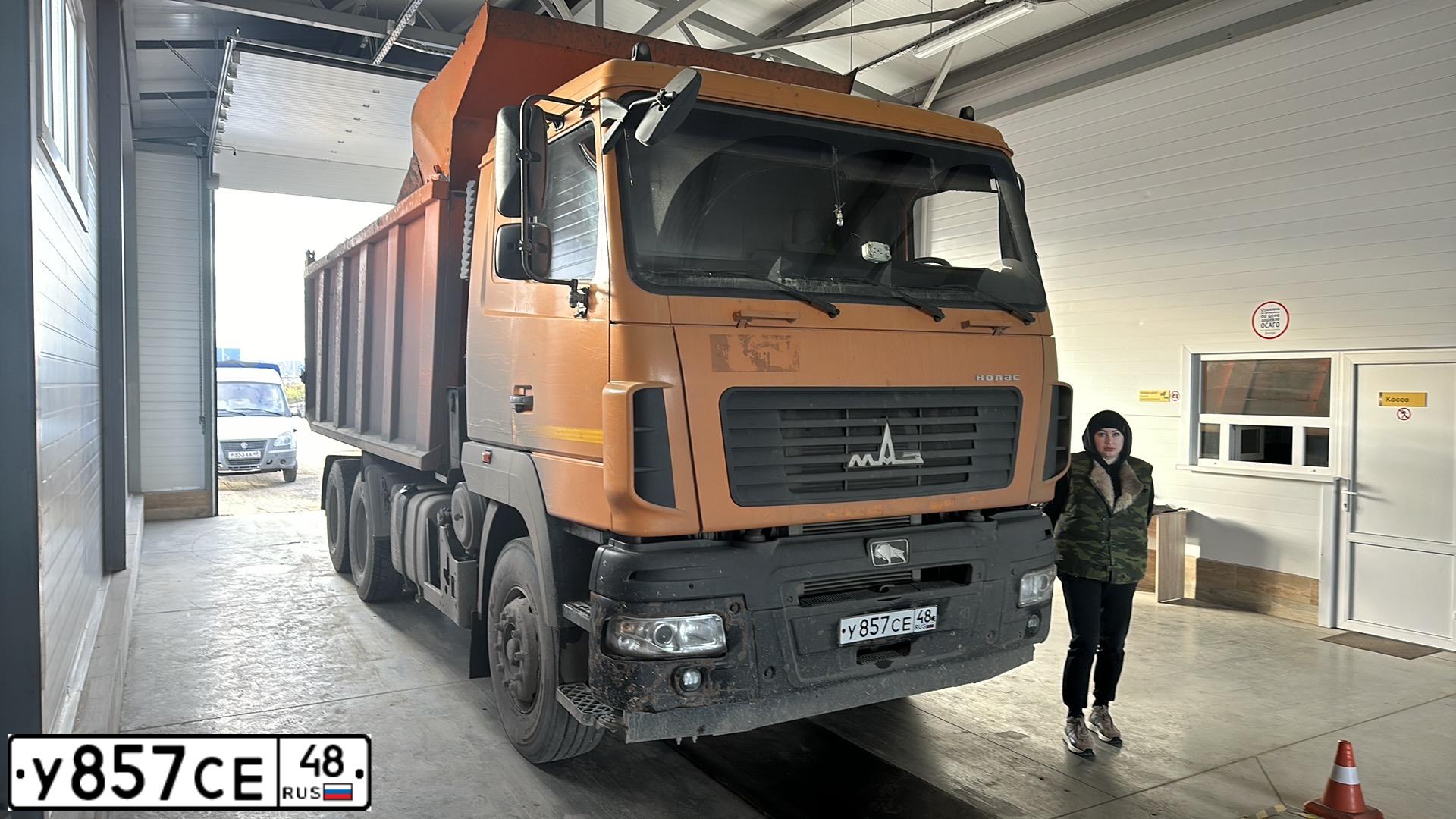Фото автомобиля MAZ 6501 /6X4/, 2018 — госномер У857СЕ48. Цвет: Оранжевый