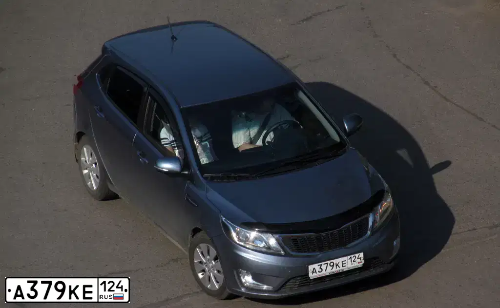 Фото автомобиля KIA RIO, 2012 — госномер А379КЕ124. Цвет: ГОЛУБОЙ