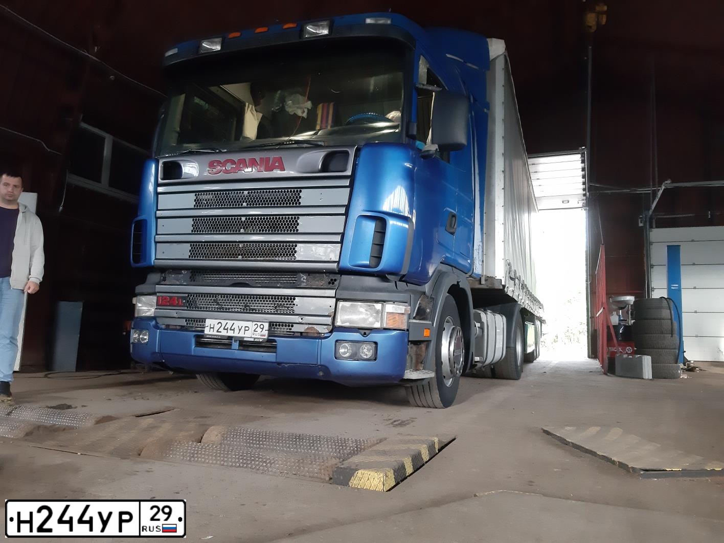 Фото автомобиля SCANIA SERIE R /4X2/, 1999 — госномер Н244УР29. Цвет: СИНИЙ