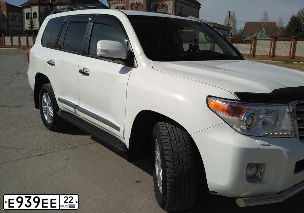 Фото автомобиля TOYOTA LANDCRUISER 200, 2012 — госномер Е939ЕЕ22. Цвет: Белый