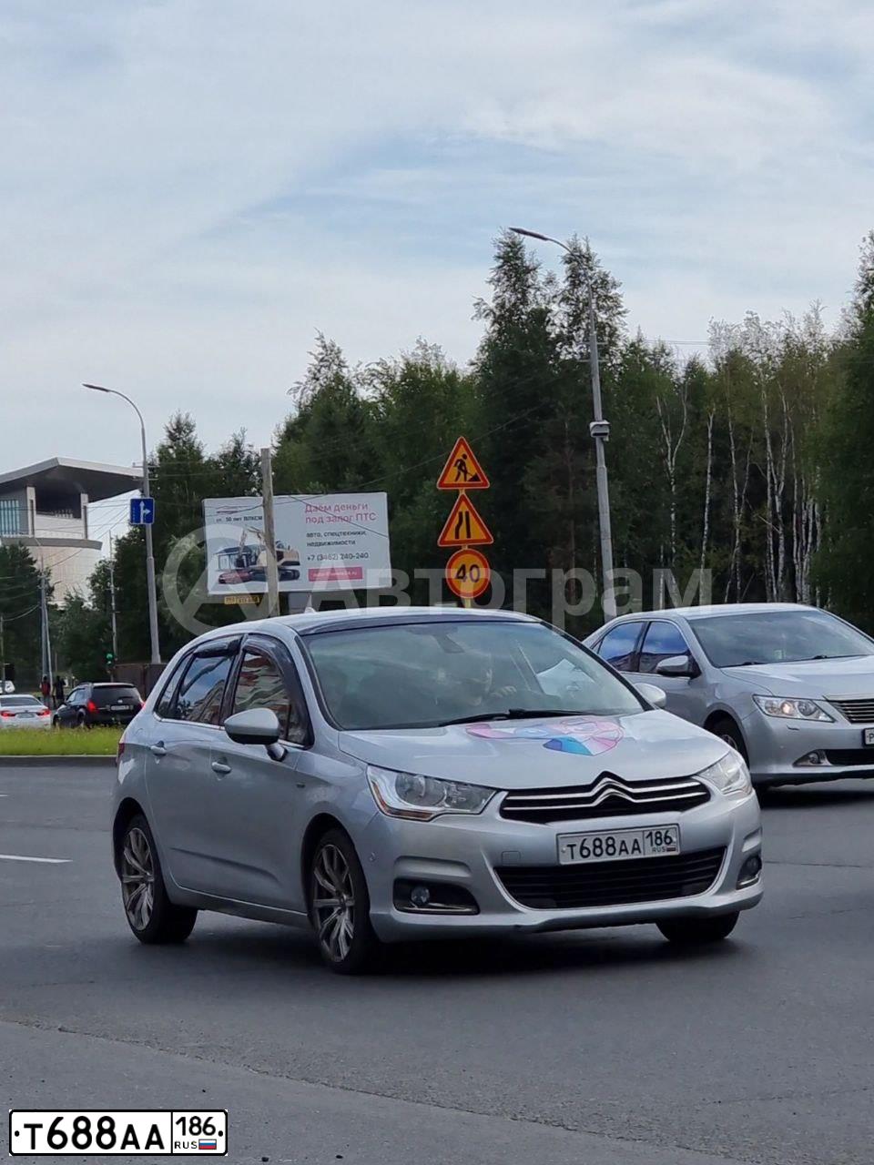 Фото автомобиля CITROEN C4, 2012 — госномер Т688АА186. Цвет: Серебристый