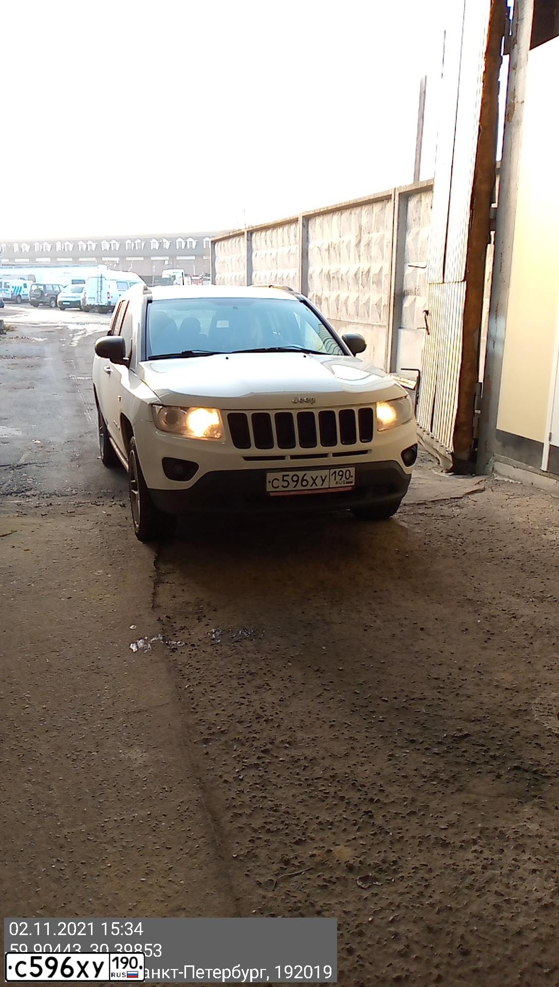 Фото автомобиля JEEP COMPASS, 2012 — госномер С596ХУ190. Цвет: БЕЛЫЙ