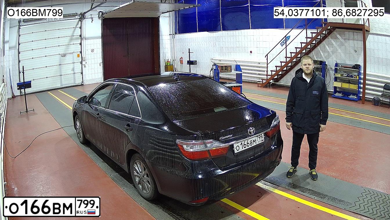 Фото автомобиля TOYOTA CAMRY, 2017 — госномер О166ВМ799. Цвет: ЧЕРНЫЙ МЕТАЛИК