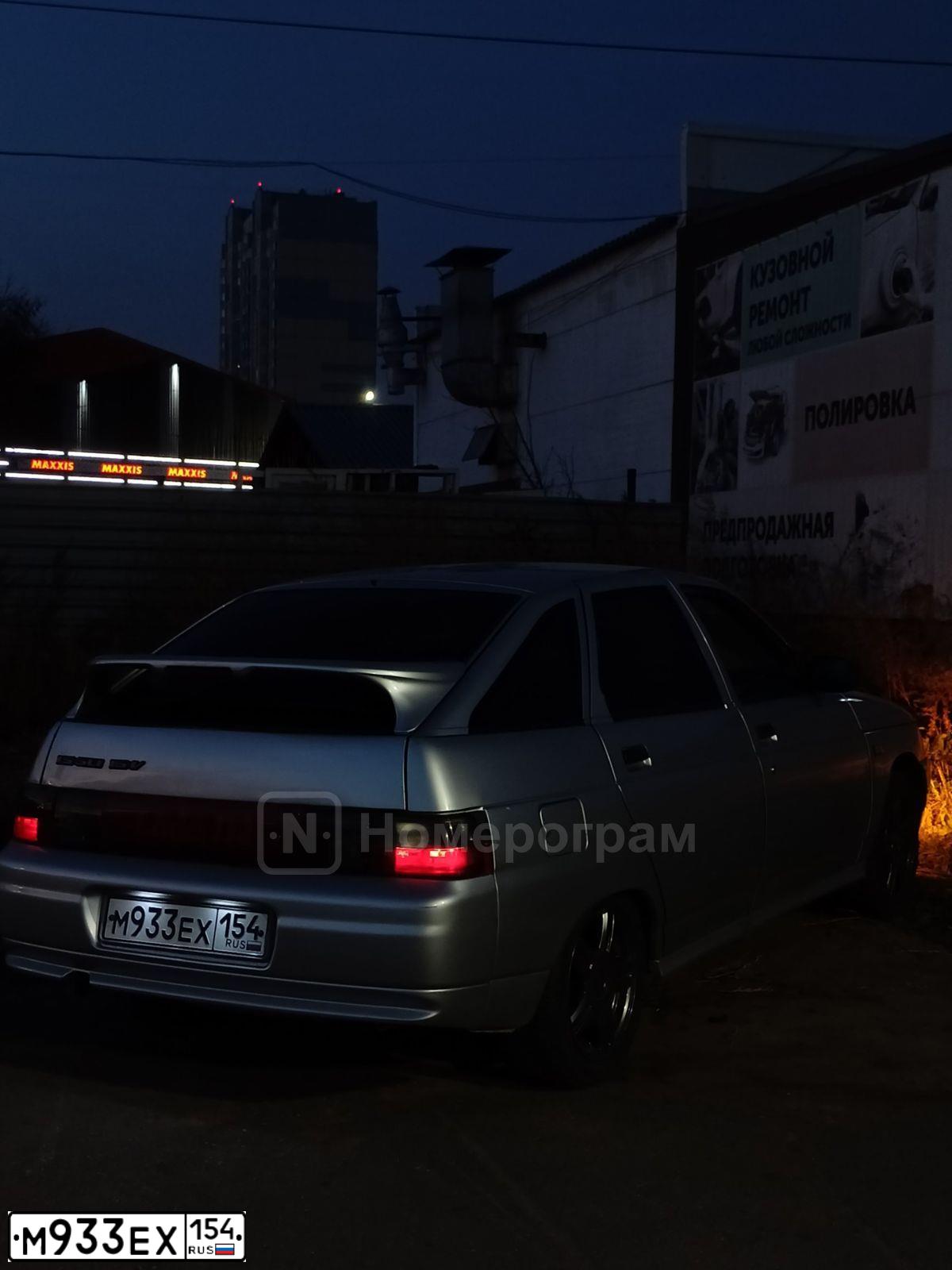 Фото автомобиля LADA 2112, 2004 — госномер М933ЕХ154. Цвет: СВЕТЛО-СЕРЕБРИСТЫЙ МЕТАЛЛ