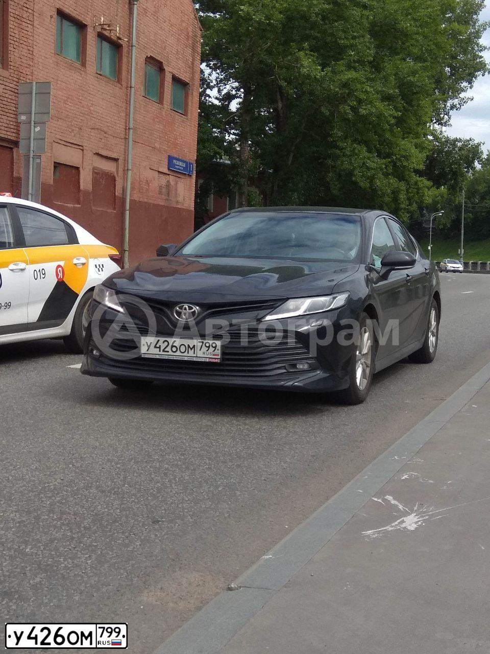 Фото автомобиля TOYOTA CAMRY, 2019 — госномер У426ОМ799. Цвет: ЧЕРНЫЙ МЕТАЛИК