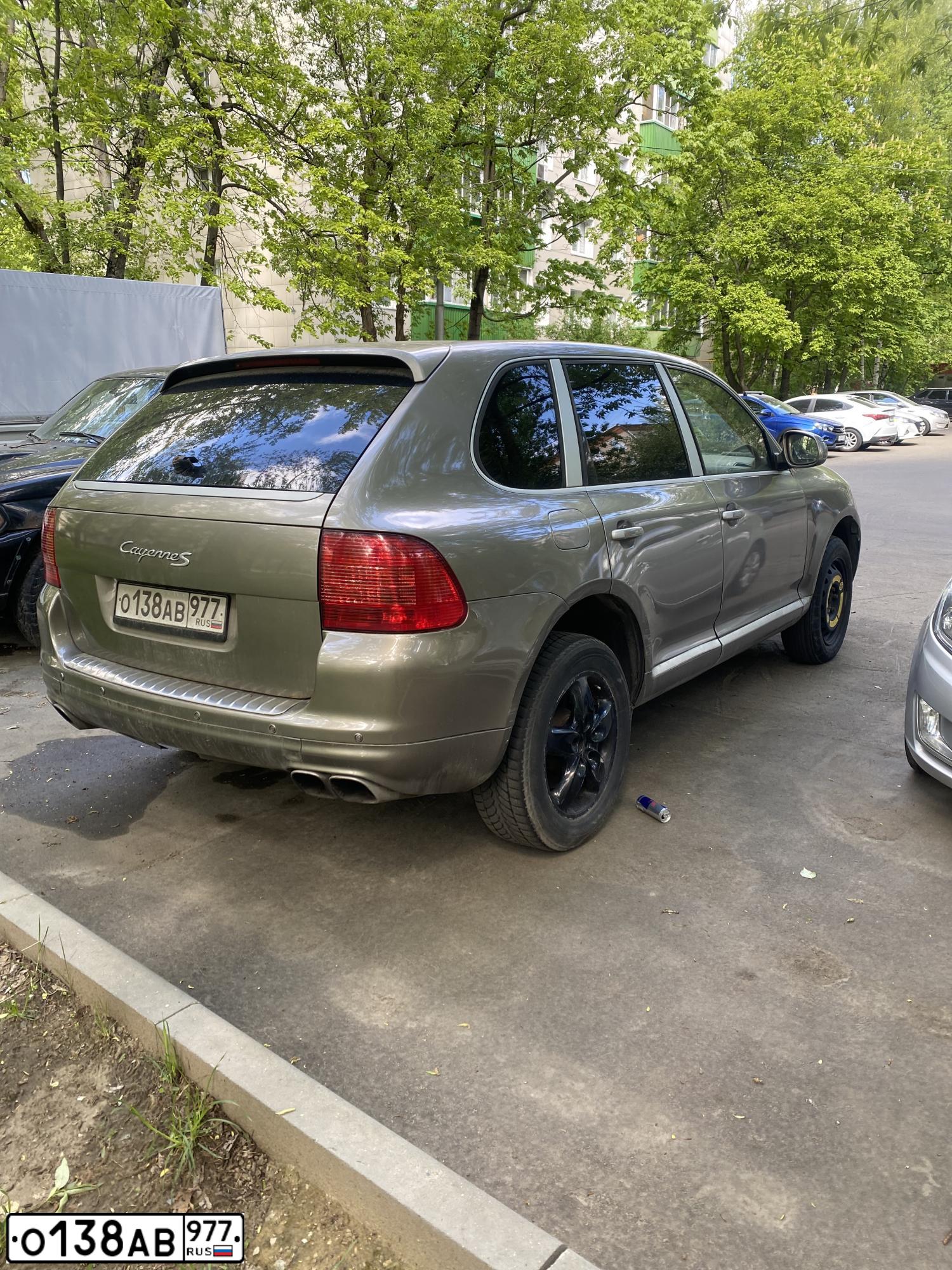 Фото автомобиля PORSCHE CAYENNE, 2004 — госномер О138АВ977. Цвет: ЗОЛОТИСТЫЙ