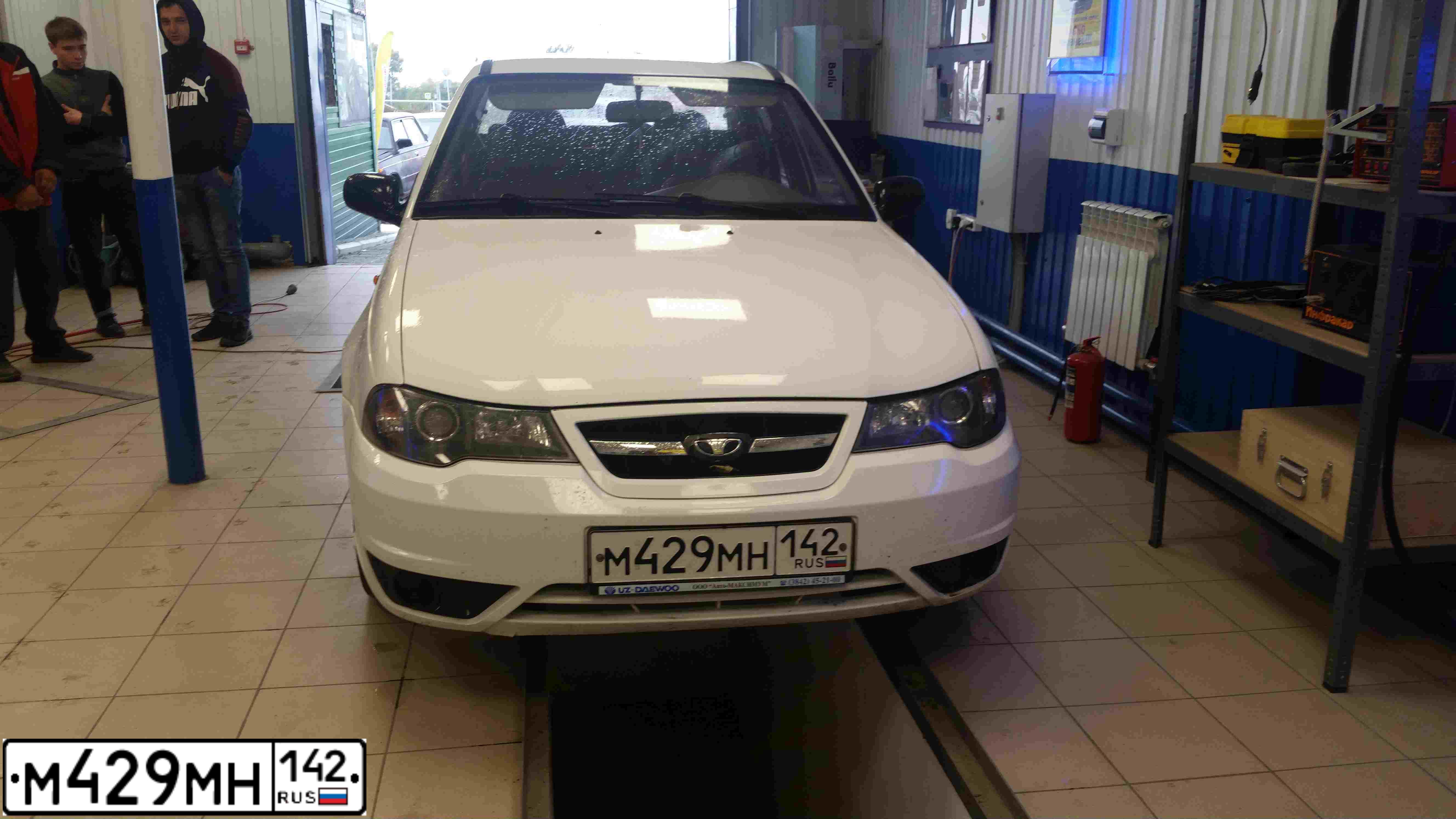 Фото автомобиля DAEWOO NEXIA, 2013 — госномер М429МН142. Цвет: БЕЛО-ДЫМЧАТЫЙ