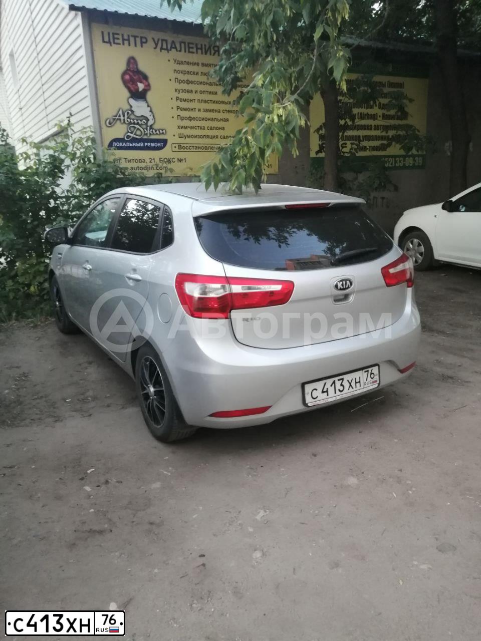 Фото автомобиля KIA RIO, 2013 — госномер С413ХН76. Цвет: СВЕТЛО-СЕРЫЙ