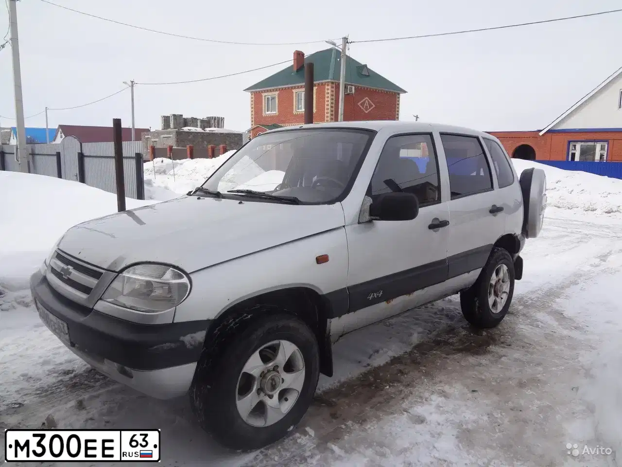 Фото автомобиля CHEVROLET NIVA, 2012 — госномер М300ЕЕ63. Цвет: СЕРО-КОРИЧНЕВЫЙ