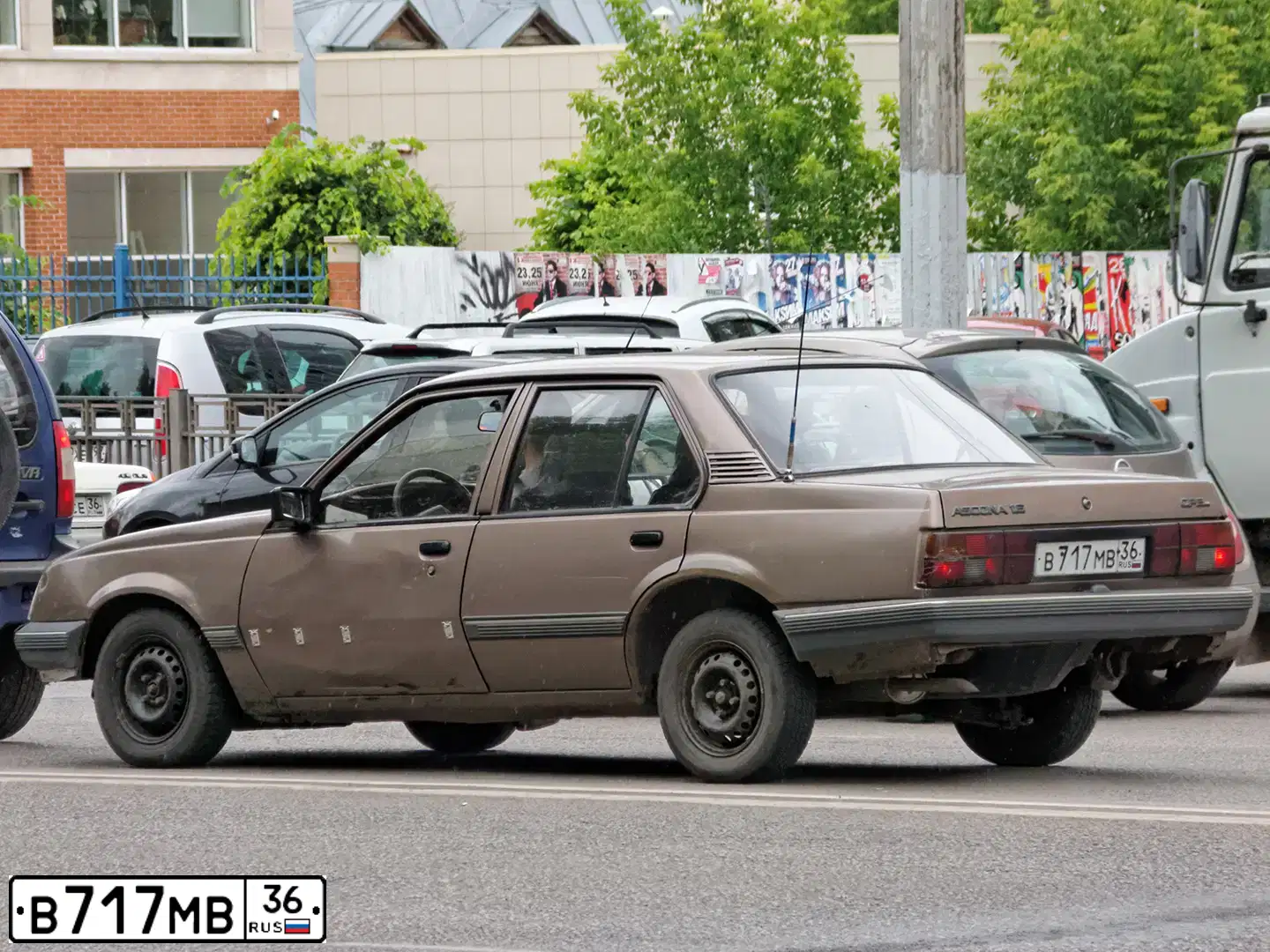 Фото автомобиля OPEL ASCONA, 1987 — госномер В717МВ36. Цвет: Коричневый