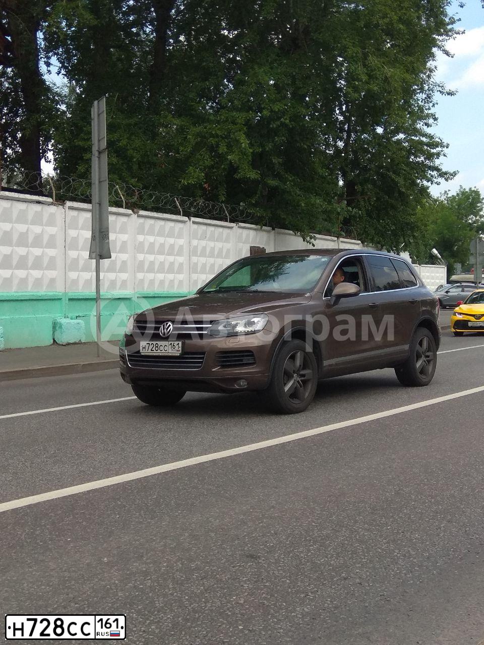 Фото автомобиля VOLKSWAGEN TOUAREG, 2010 — госномер Н728СС161. Цвет: КОРИЧНЕВЫЙ