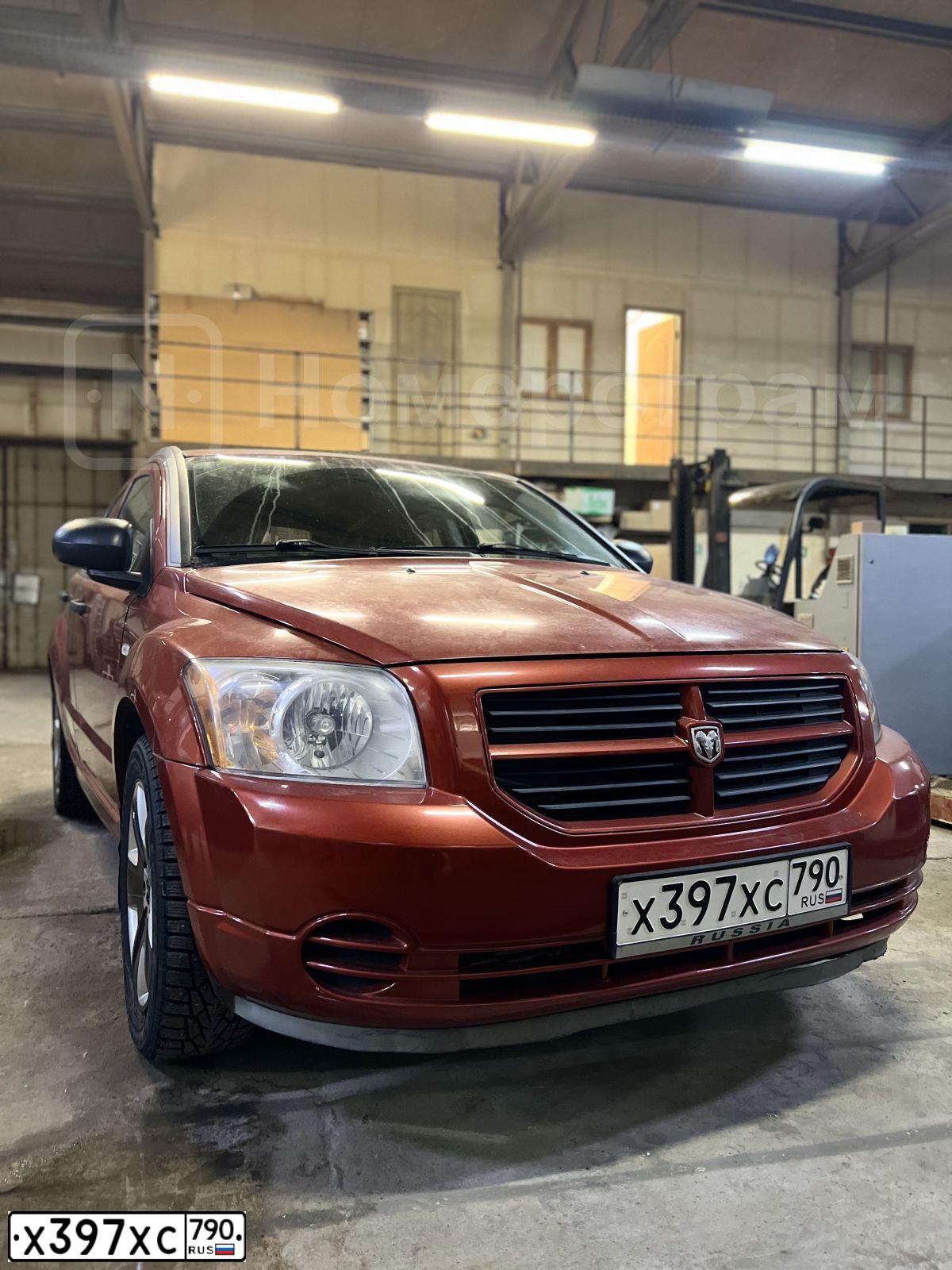 Фото автомобиля DODGE CALIBER, 2007 — госномер К250УМ190. Цвет: Оранжевый