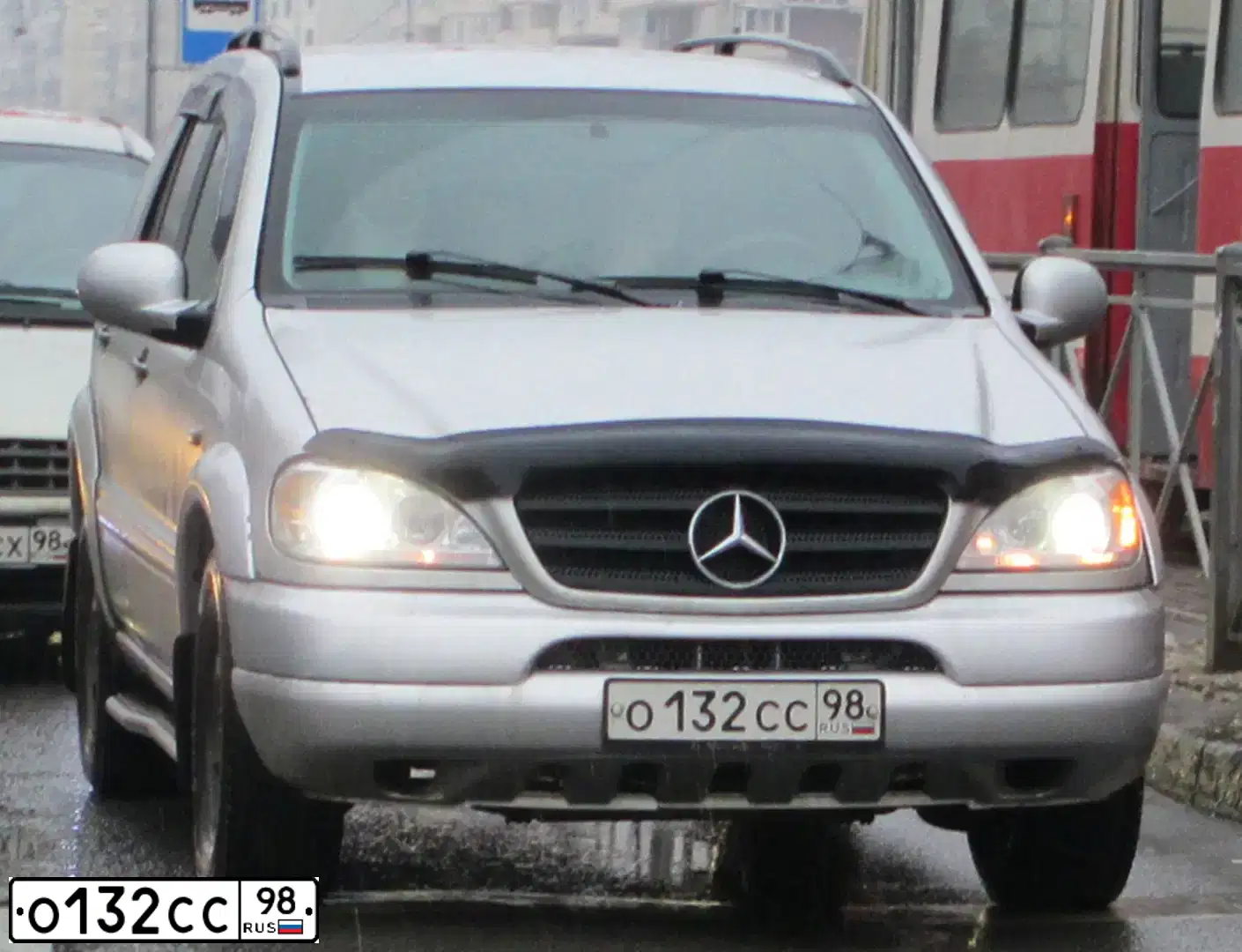 Фото автомобиля MERCEDES M-KLASSE, 1998 — госномер О132СС98. Цвет: СЕРЕБРИСТЫЙ