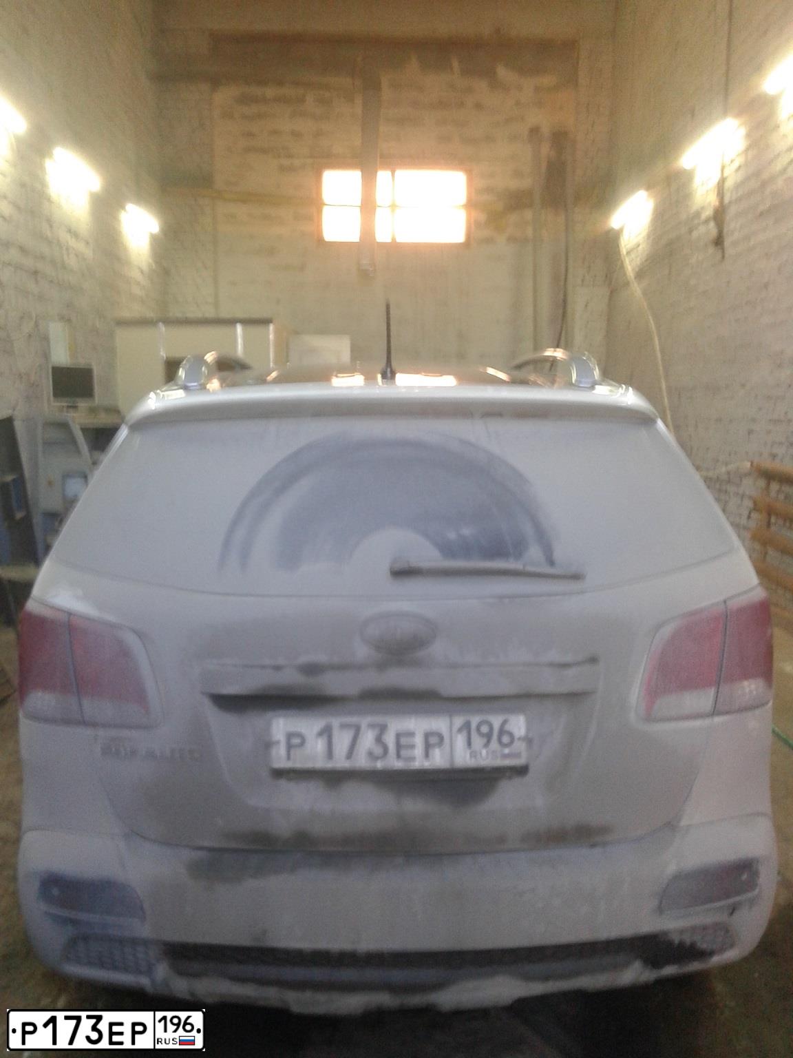 Фото автомобиля KIA SORENTO, 2010 — госномер М005СЕ196. Цвет: Белый