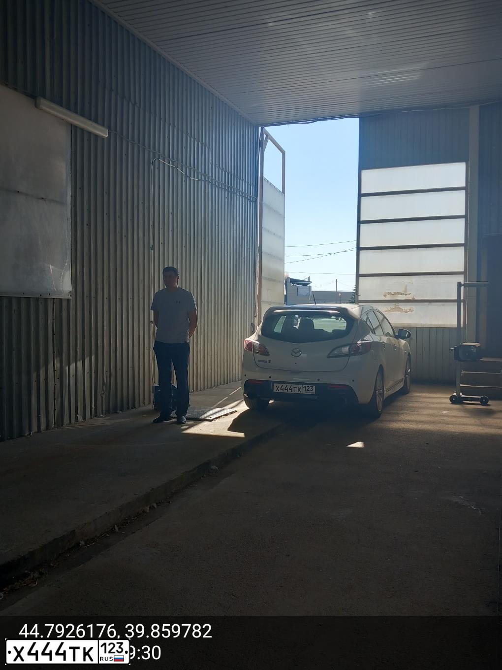 Фото автомобиля MAZDA 3, 2011 — госномер Е584СА123. Цвет: Белый