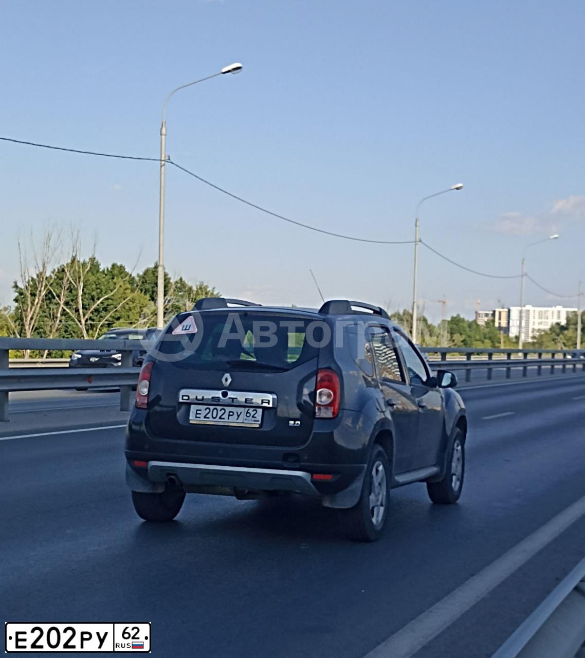 Фото автомобиля RENAULT DUSTER, 2013 — госномер Е202РУ62. Цвет: ЧЕРНЫЙ