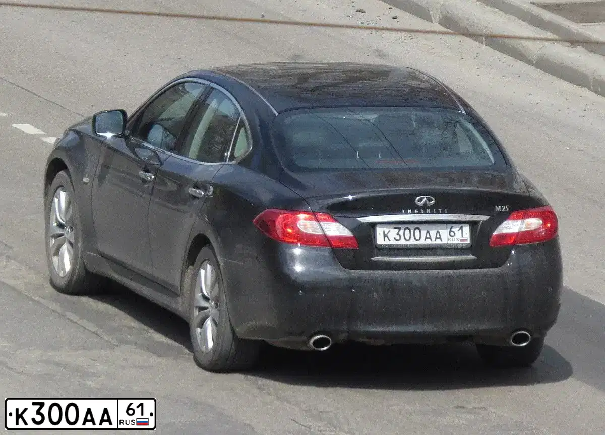 Фото автомобиля INFINITI M, 2012 — госномер В050ВУ26. Цвет: ЧЕРНЫЙ