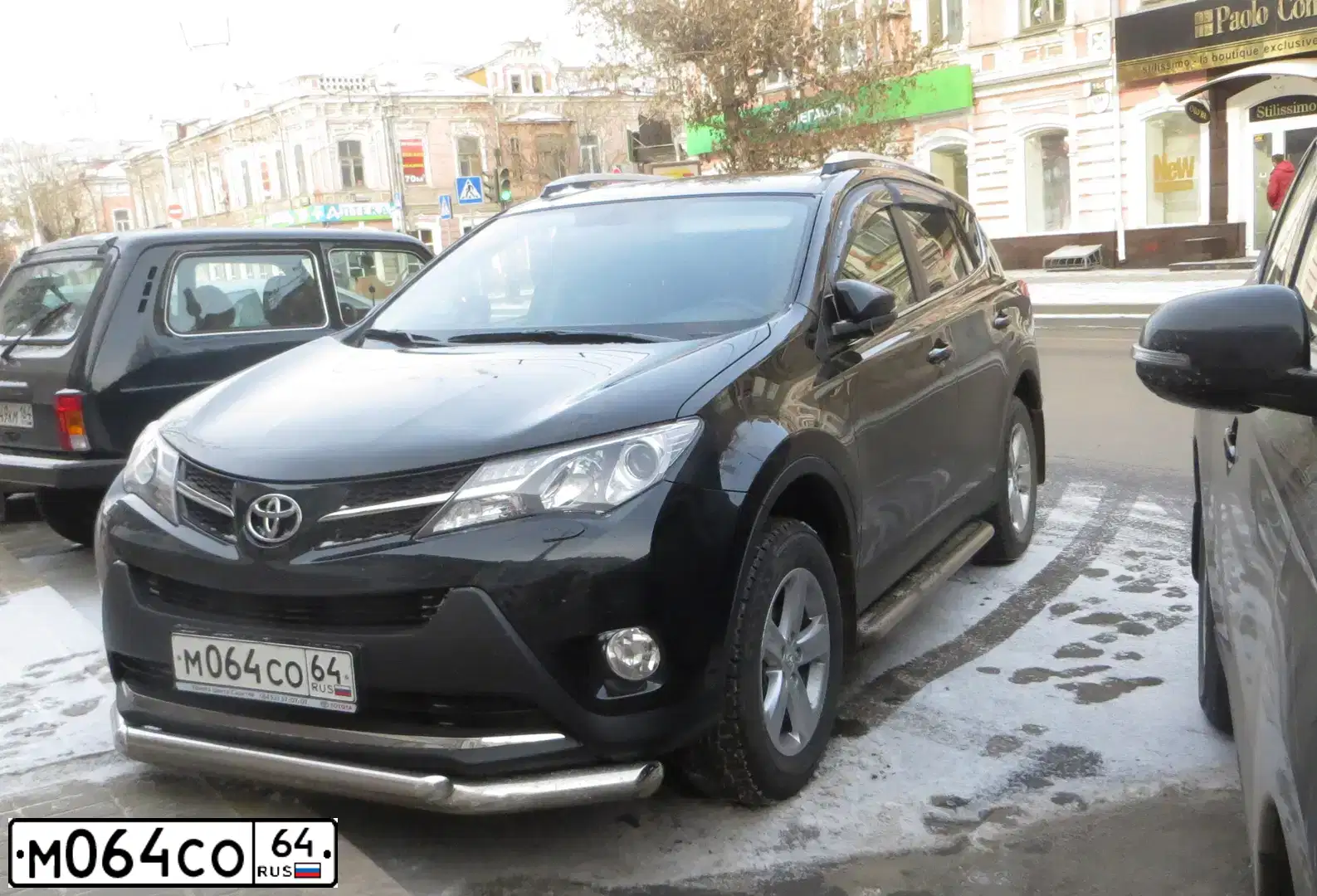 Фото автомобиля TOYOTA RAV4, 2014 — госномер М064СО64. Цвет: ЧЕРНЫЙ