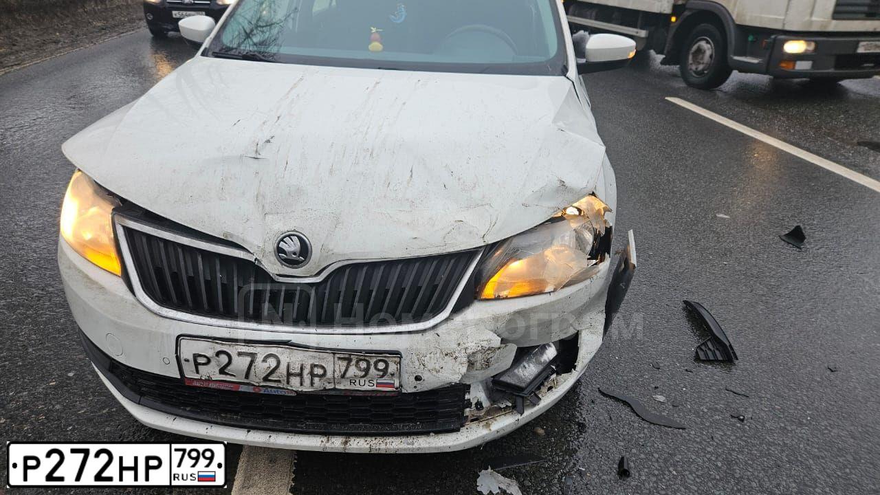 Фото автомобиля ШКОДА РАПИД, 2018 — госномер М989НТ35. Цвет: БЕЛЫЙ