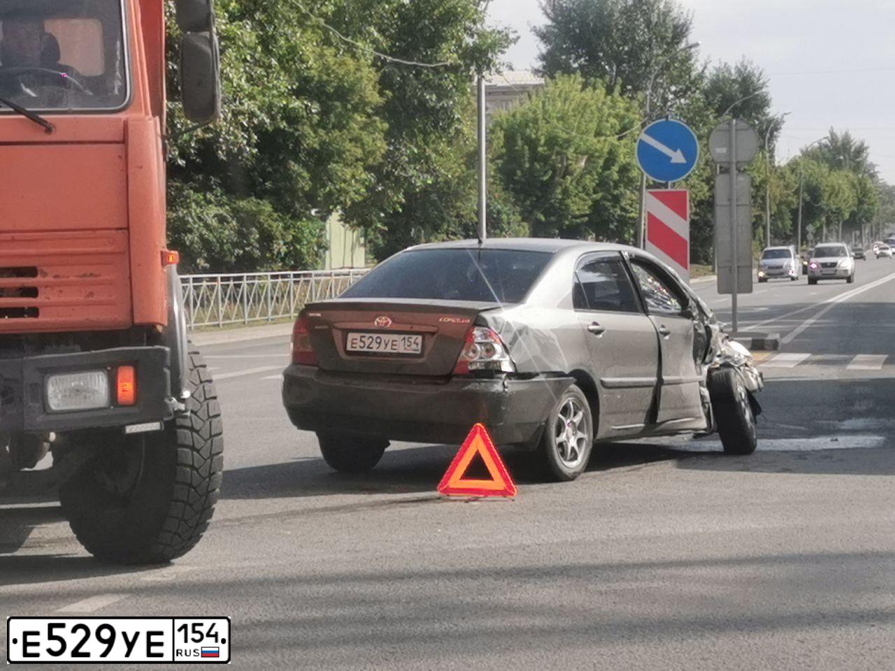 Фото автомобиля TOYOTA COROLLA, 2005 — госномер Е529УЕ154. Цвет: Серый