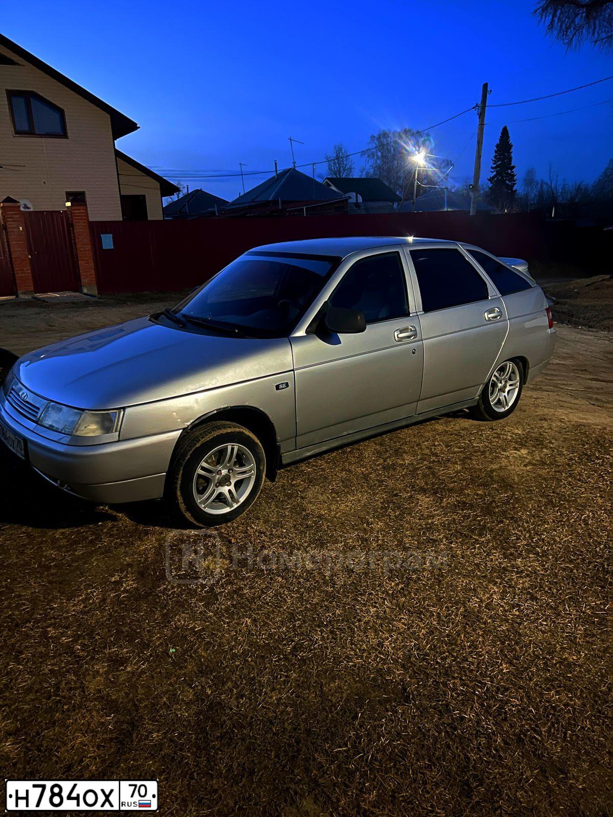 Фото автомобиля LADA 2112, 2004 — госномер Н784ОХ70. Цвет: СЕРЕБРИСТЫЙ
