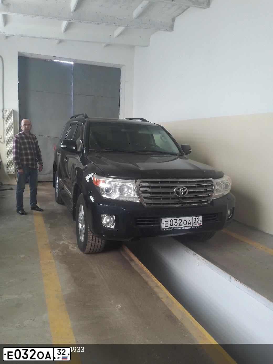 Фото автомобиля TOYOTA LANDCRUISER 200, 2013 — госномер Е032ОА32. Цвет: ЧЕРНЫЙ