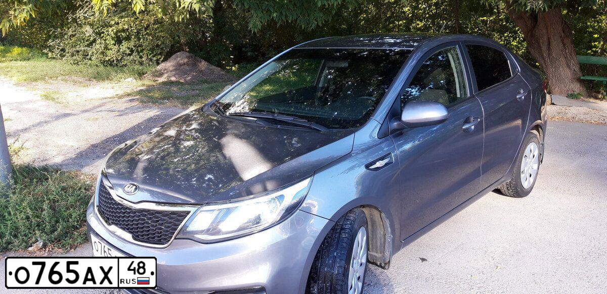 Фото автомобиля KIA RIO, 2017 — госномер О765АХ48. Цвет: ТЕМНО-СЕРЫЙ