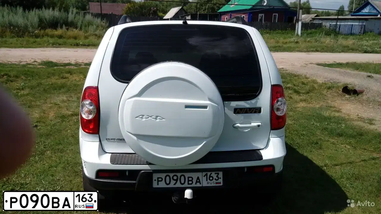 Фото автомобиля CHEVROLET NIVA 212300-55, 2013 — госномер Е654ВС181. Цвет: ЯРКО-БЕЛЫЙ