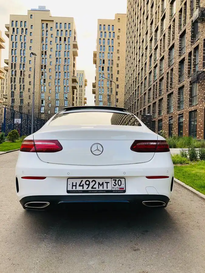 Фото автомобиля MERCEDES E-KLASSE, 2017 — госномер О684ТУ799. Цвет: Белый