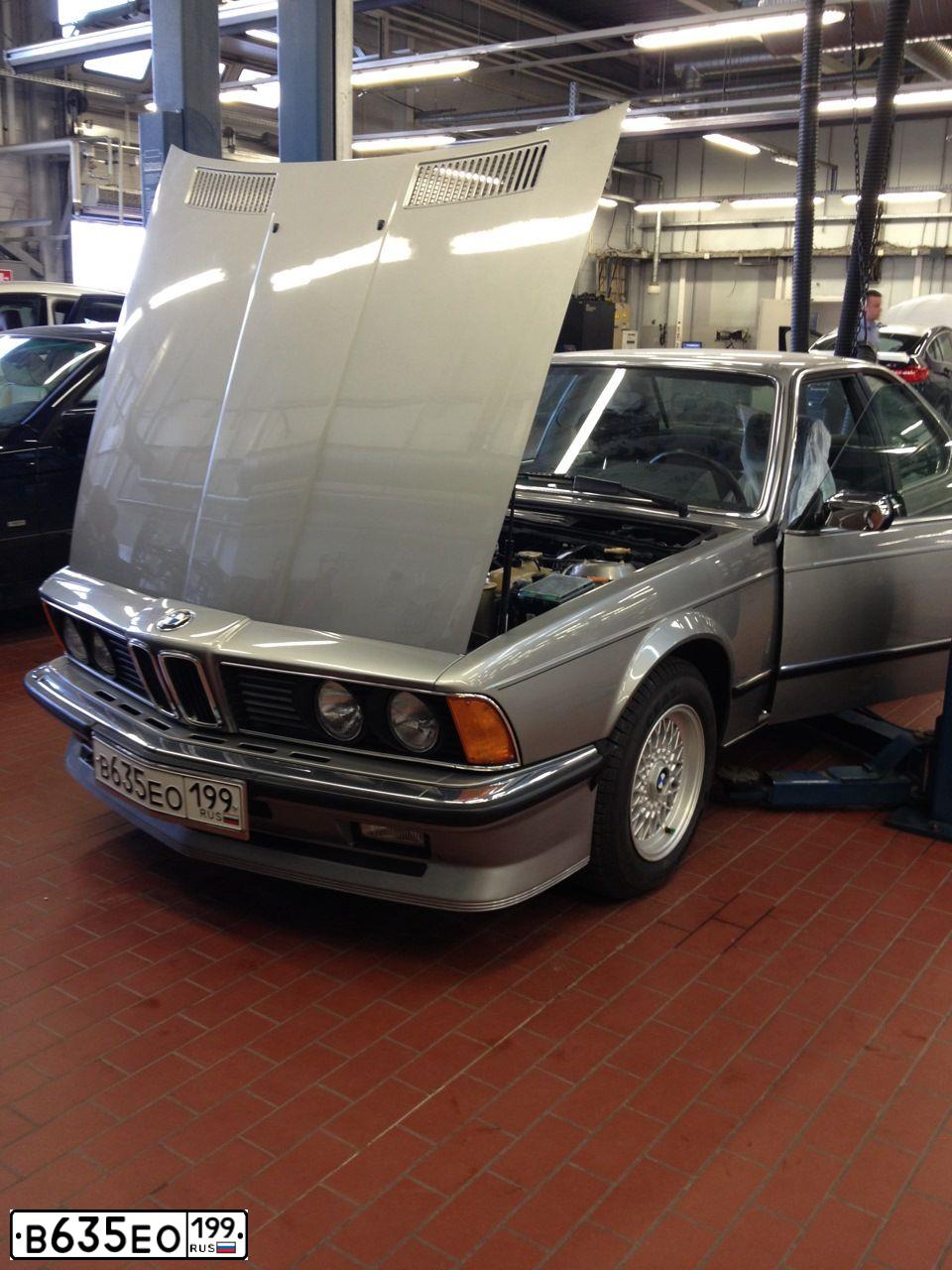 Фото автомобиля BMW SERIE 6, 1986 — госномер В635ЕО199. Цвет: СВЕТЛО-СЕРЫЙ