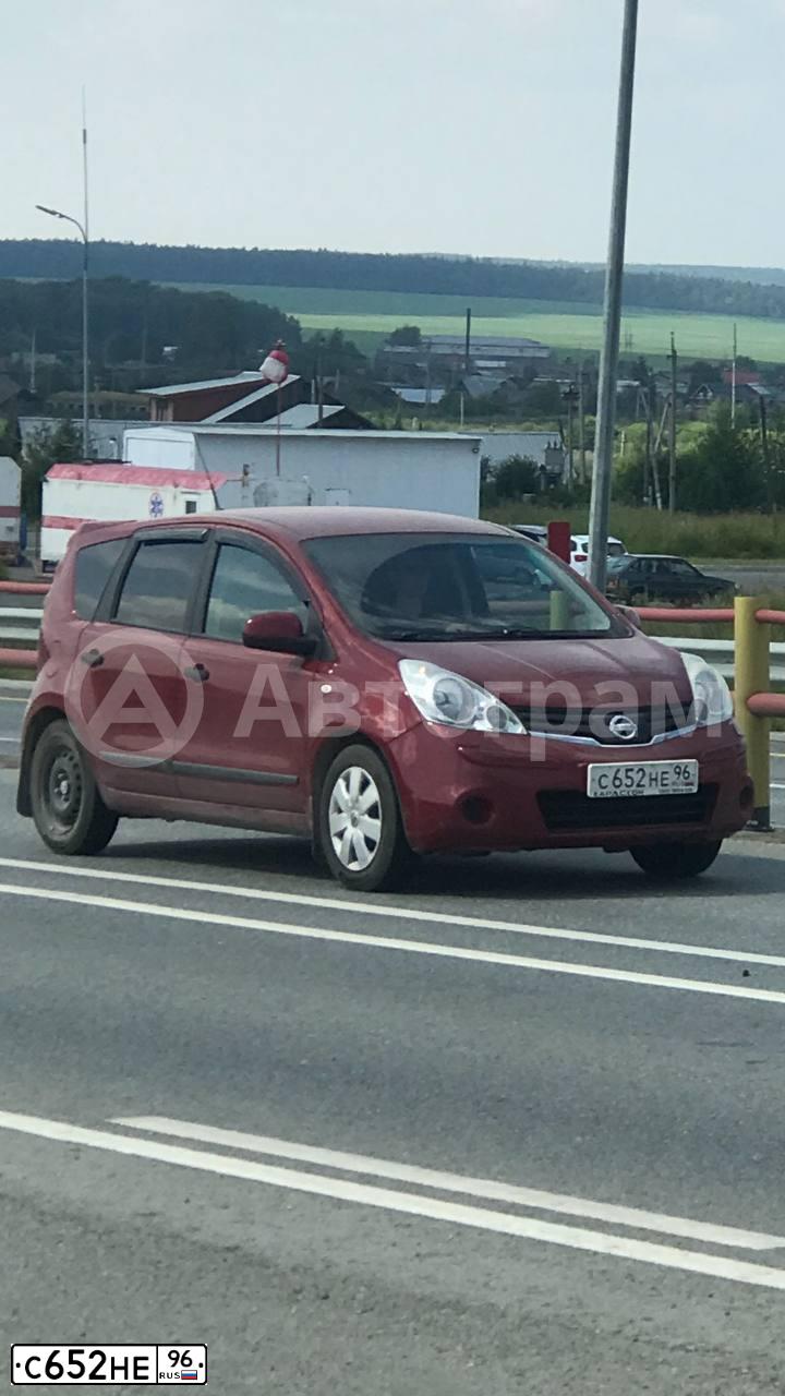 Фото автомобиля NISSAN NOTE, 2010 — госномер С652НЕ96. Цвет: Красный