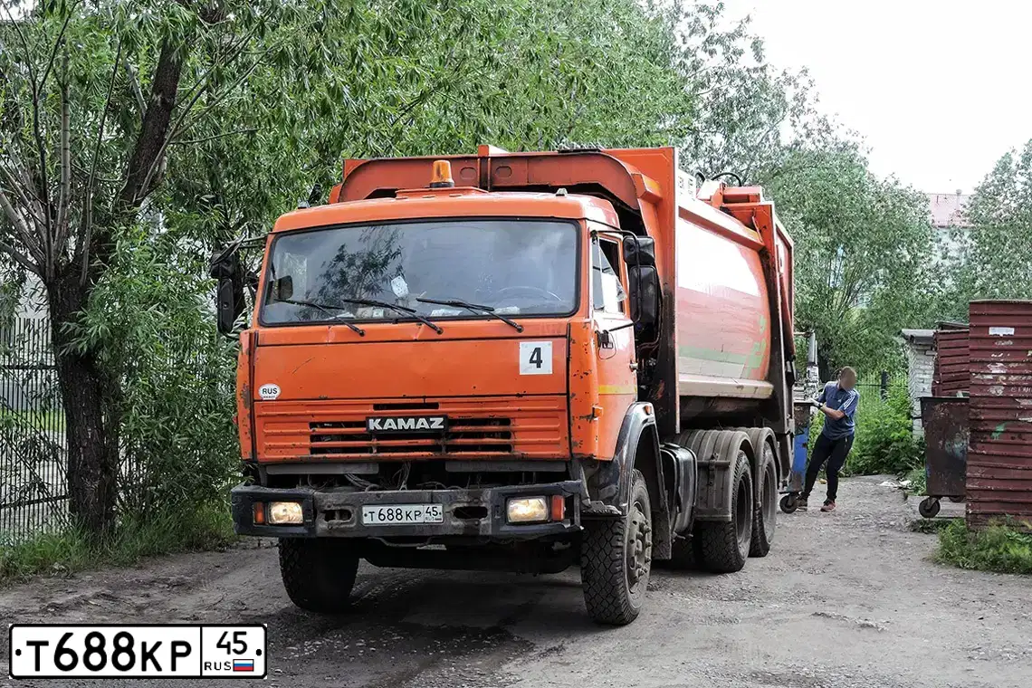 Фото автомобиля KAMAZ 65115 /6X4/, 2010 — госномер Т688КР45. Цвет: ОРАНЖЕВЫЙ
