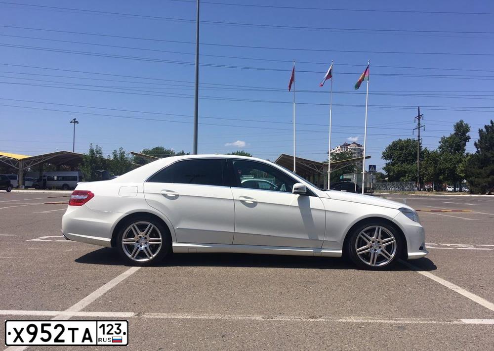 Фото автомобиля MERCEDES E-KLASSE, 2009 — госномер Р010РР93. Цвет: Белый