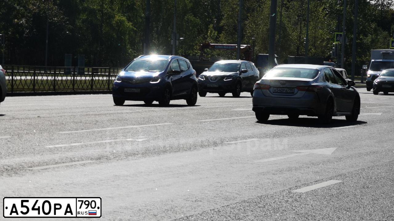 Фото автомобиля TOYOTA CAMRY, 2017 — госномер А540РА790. Цвет: СЕРЫЙ