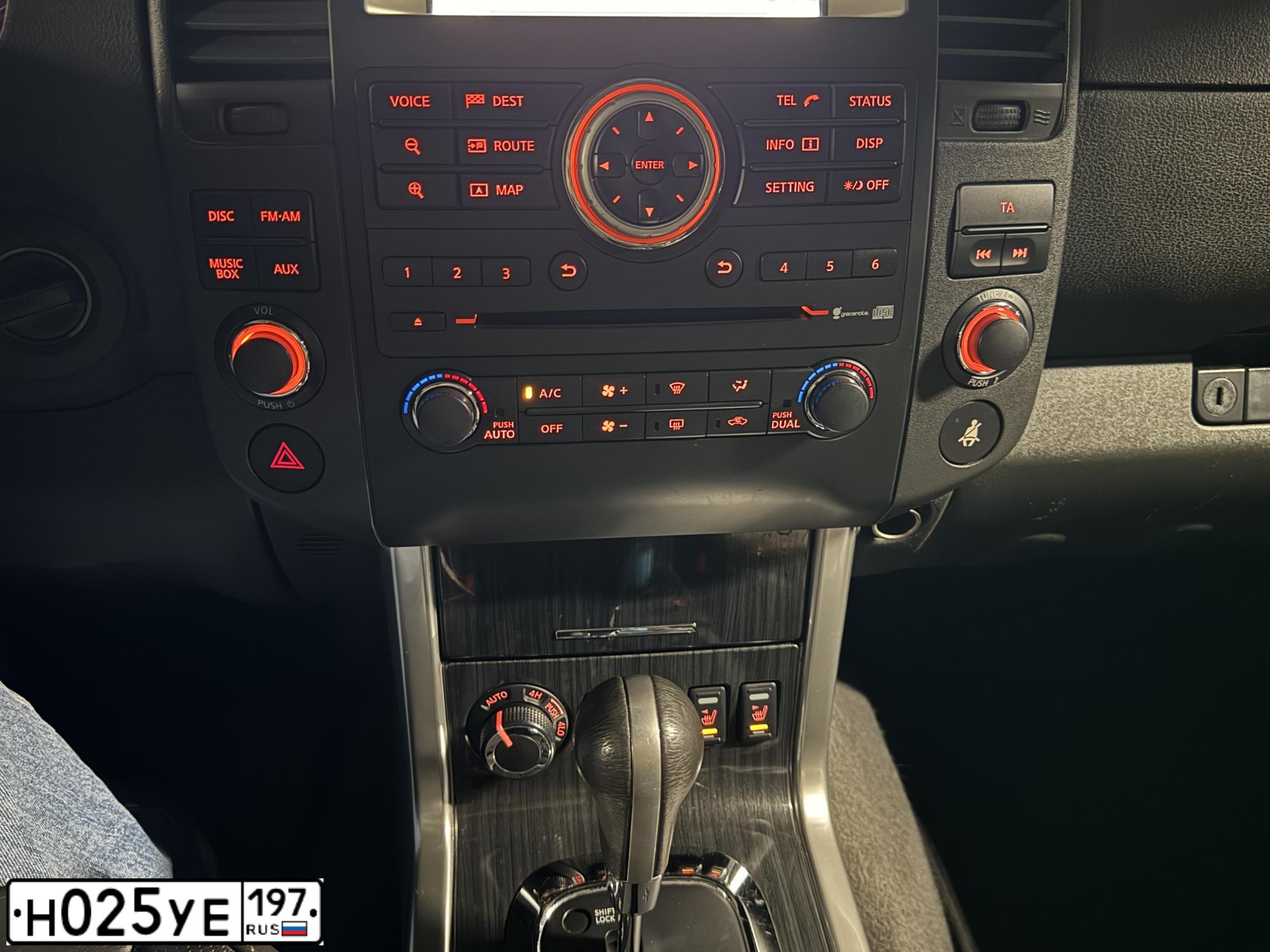 Фото автомобиля NISSAN PATHFINDER, 2012 — госномер Н025УЕ197. Цвет: Коричневый