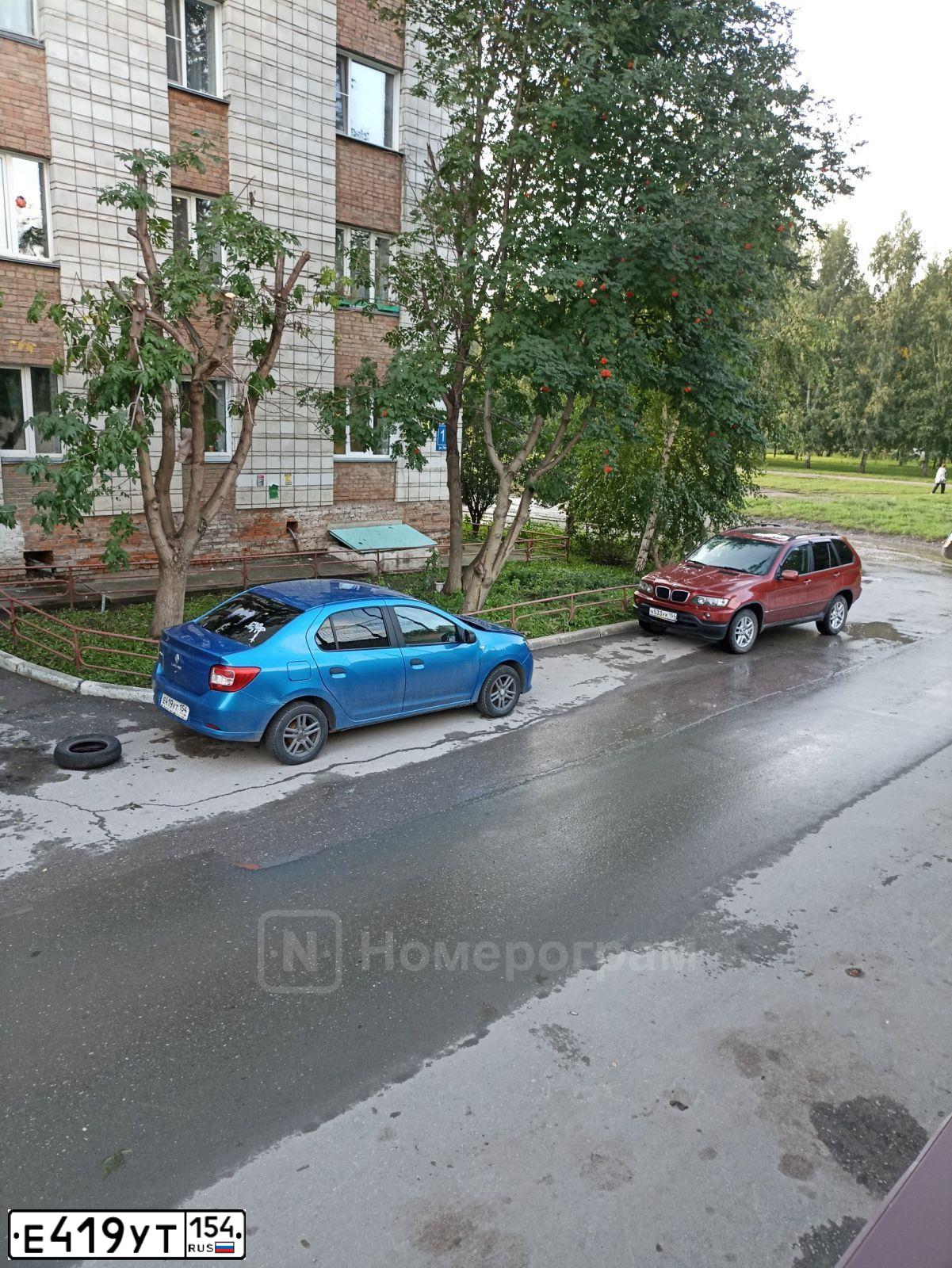 Фото автомобиля RENAULT LOGAN, 2016 — госномер Е419УТ154. Цвет: СВЕТЛО-СИНИЙ
