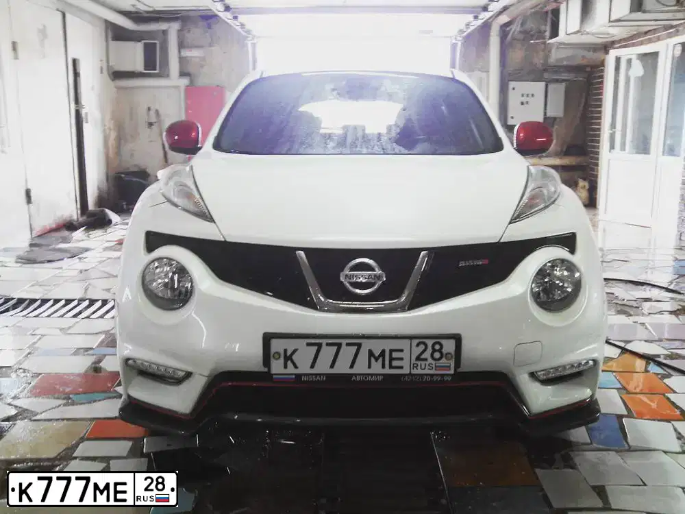 Фото автомобиля NISSAN JUKE, 2014 — госномер К777МЕ28. Цвет: Белый