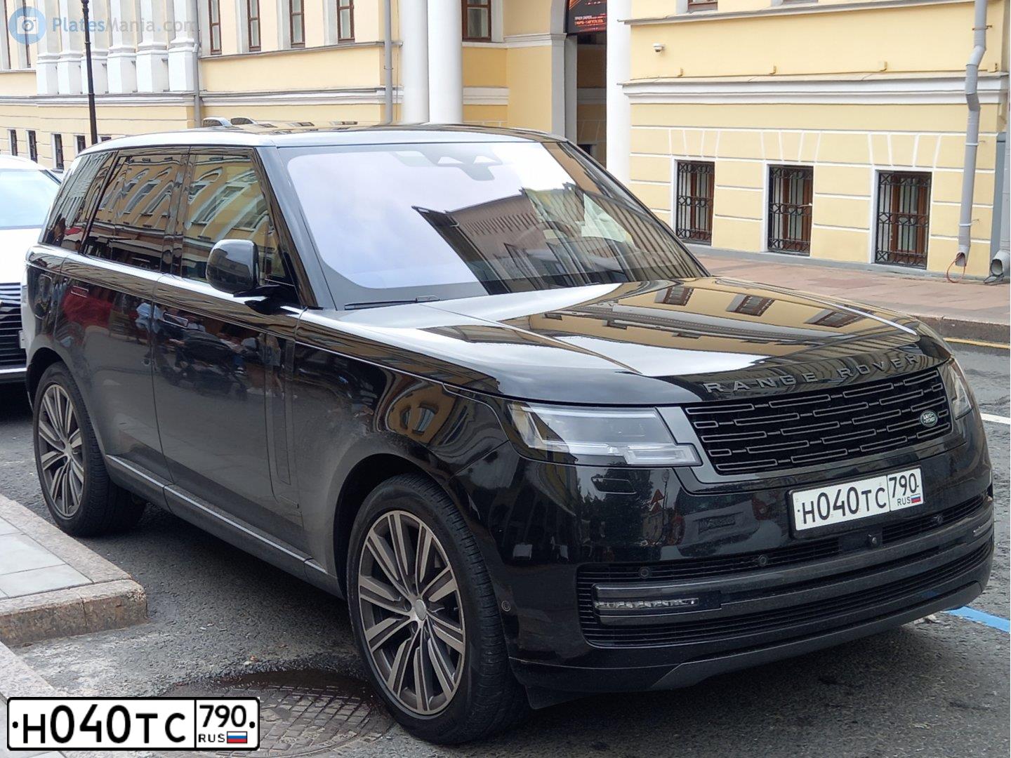 Фото автомобиля ЛЕНД РОВЕР РЕЙНДЖ РОВЕР, 2022 — госномер Н040ТС790. Цвет: ЧЕРНЫЙ