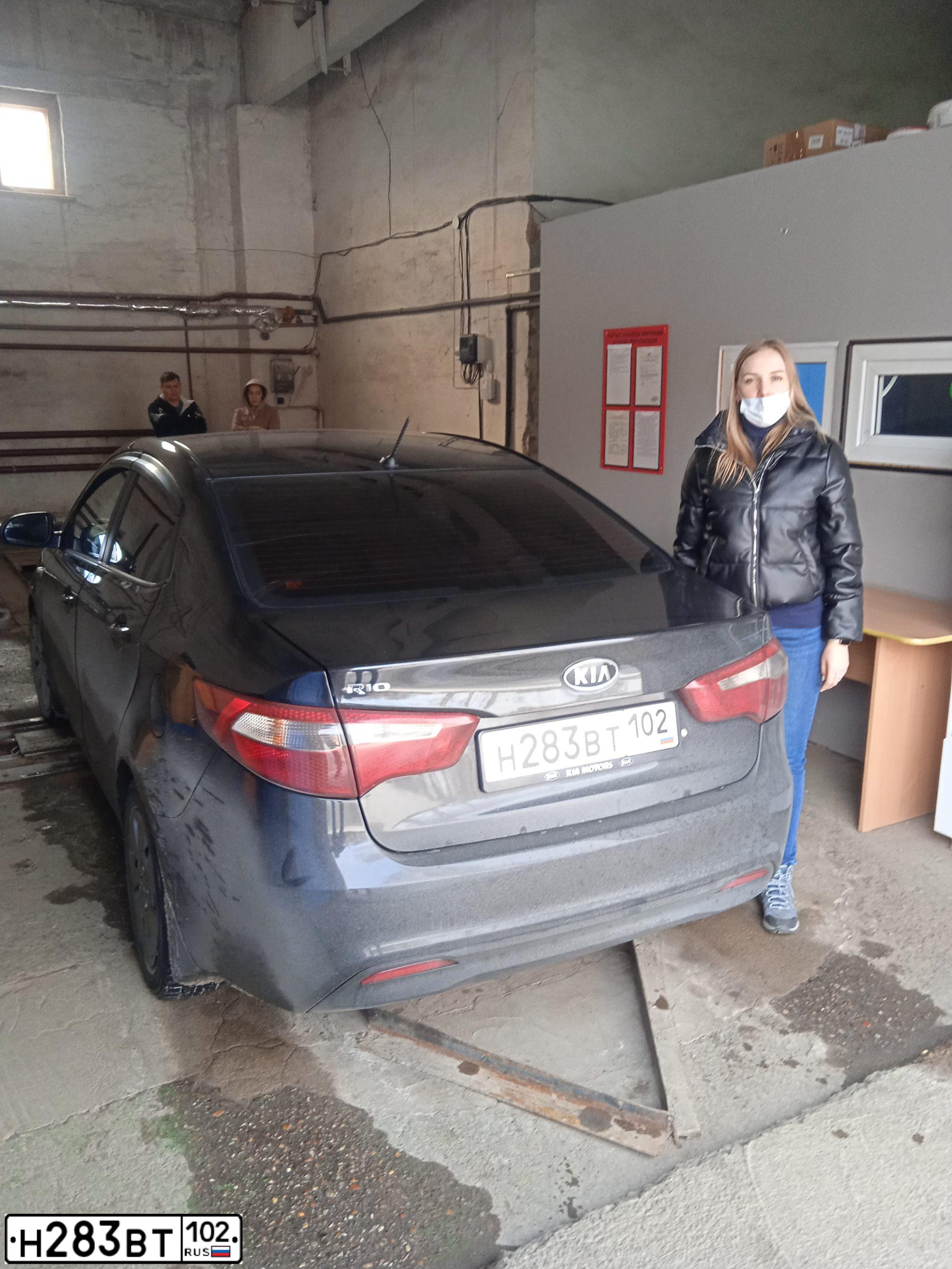 Фото автомобиля KIA RIO, 2012 — госномер Н283ВТ102. Цвет: ЧЕРНЫЙ