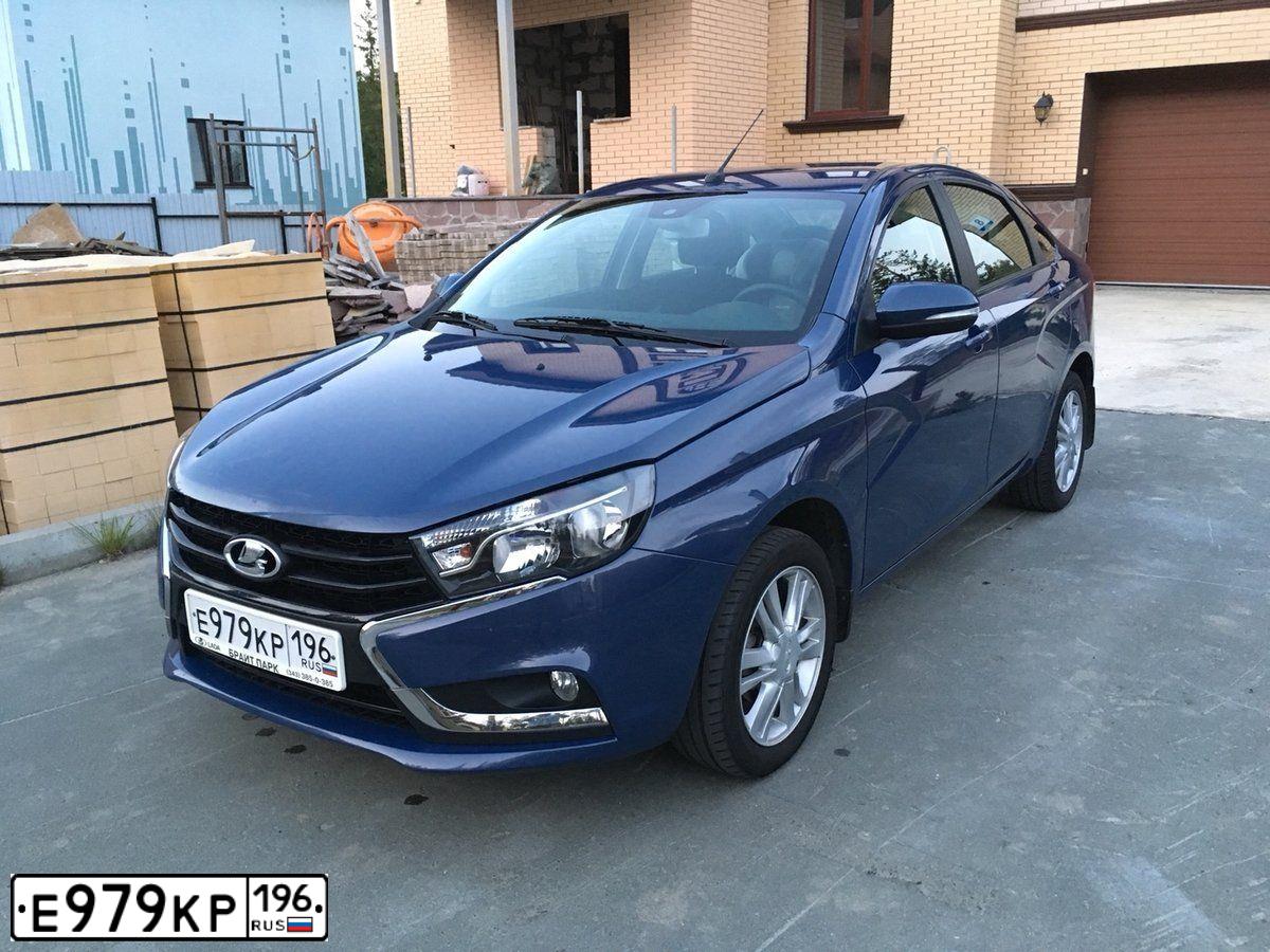Фото автомобиля LADA VESTA, 2016 — госномер Е979КР196. Цвет: ТЕМНО-СИНИЙ