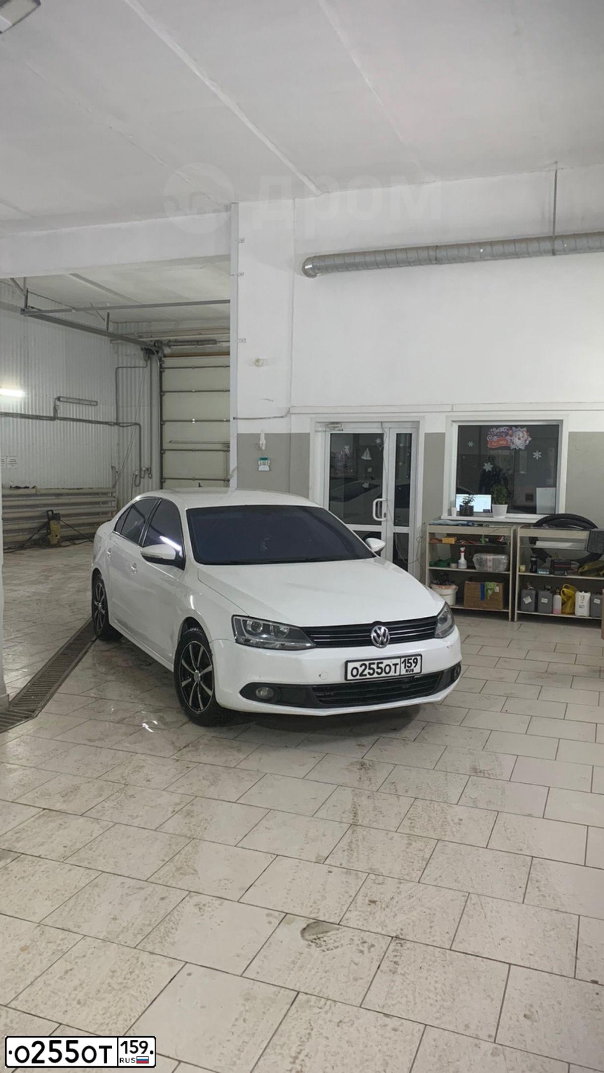 Фото автомобиля VOLKSWAGEN JETTA, 2011 — госномер А701ЕС774. Цвет: Белый
