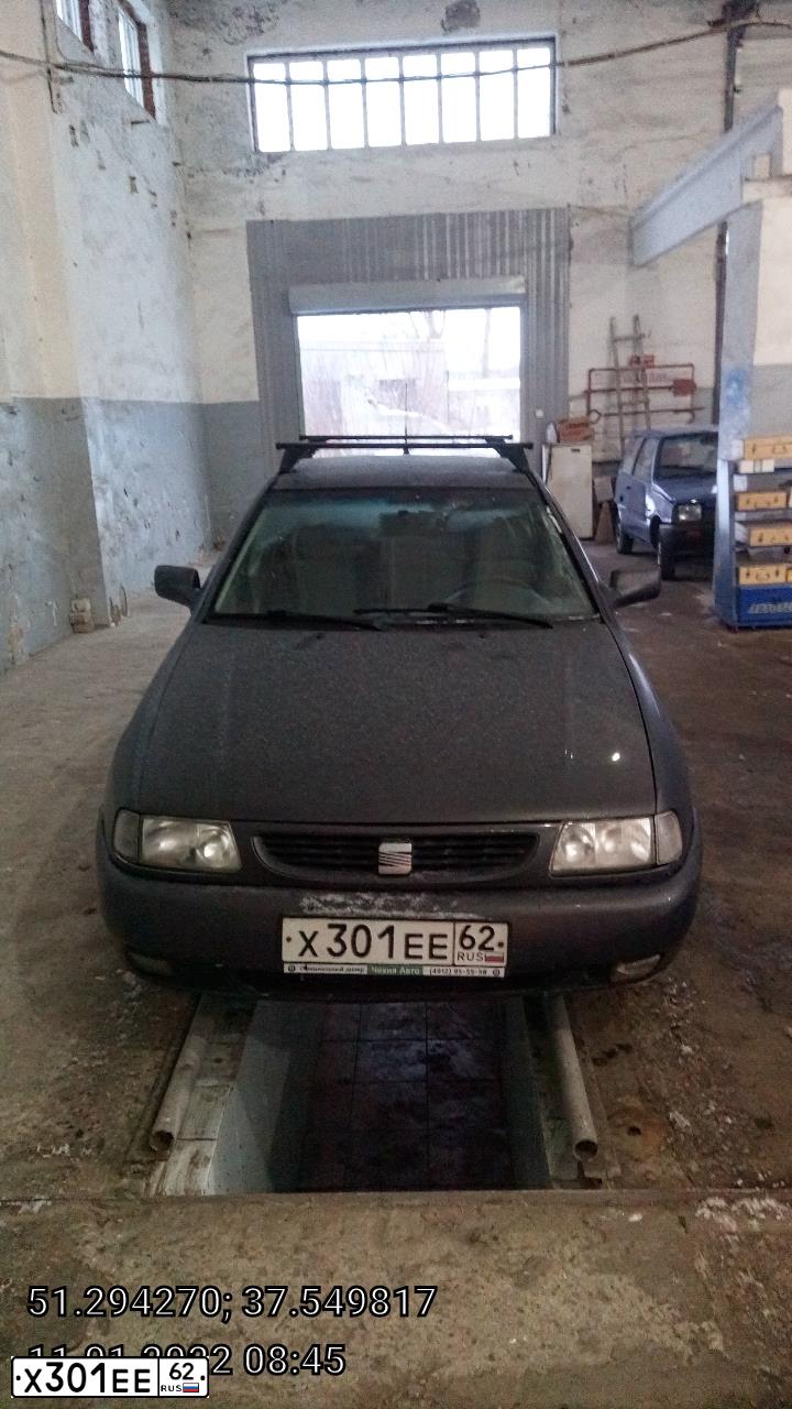 Фото автомобиля SEAT CORDOBA, 1998 — госномер У054РЕ31. Цвет: СИНИЙ(ТЕМНО-СИНИЙ)