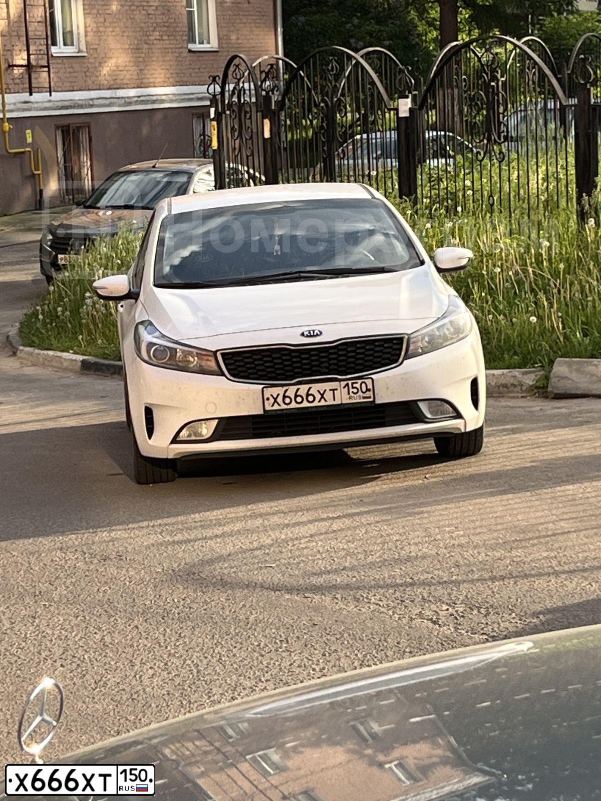 Фото автомобиля MITSUBISHI LANCER, 2005 — госномер У219ВО181. Цвет: Красный