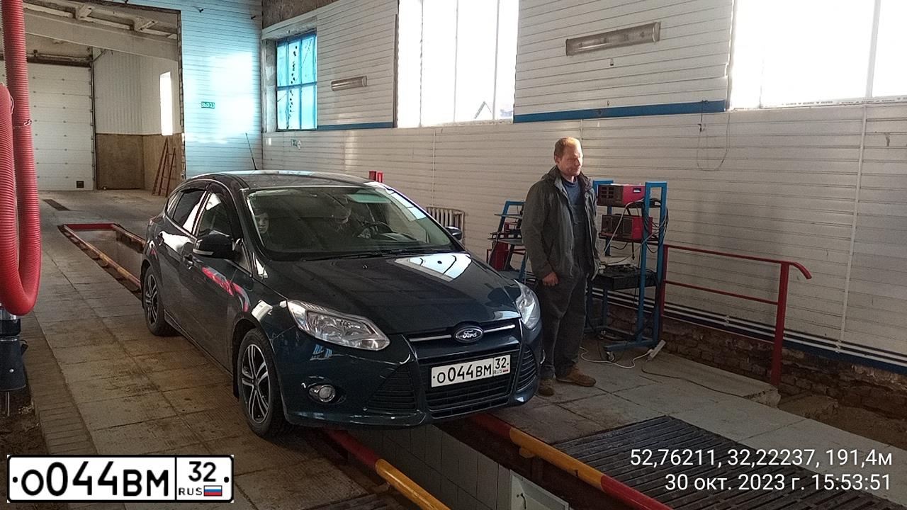 Фото автомобиля FORD FOCUS, 2012 — госномер О044ВМ32. Цвет: ТЕМНО-СЕРЫЙ